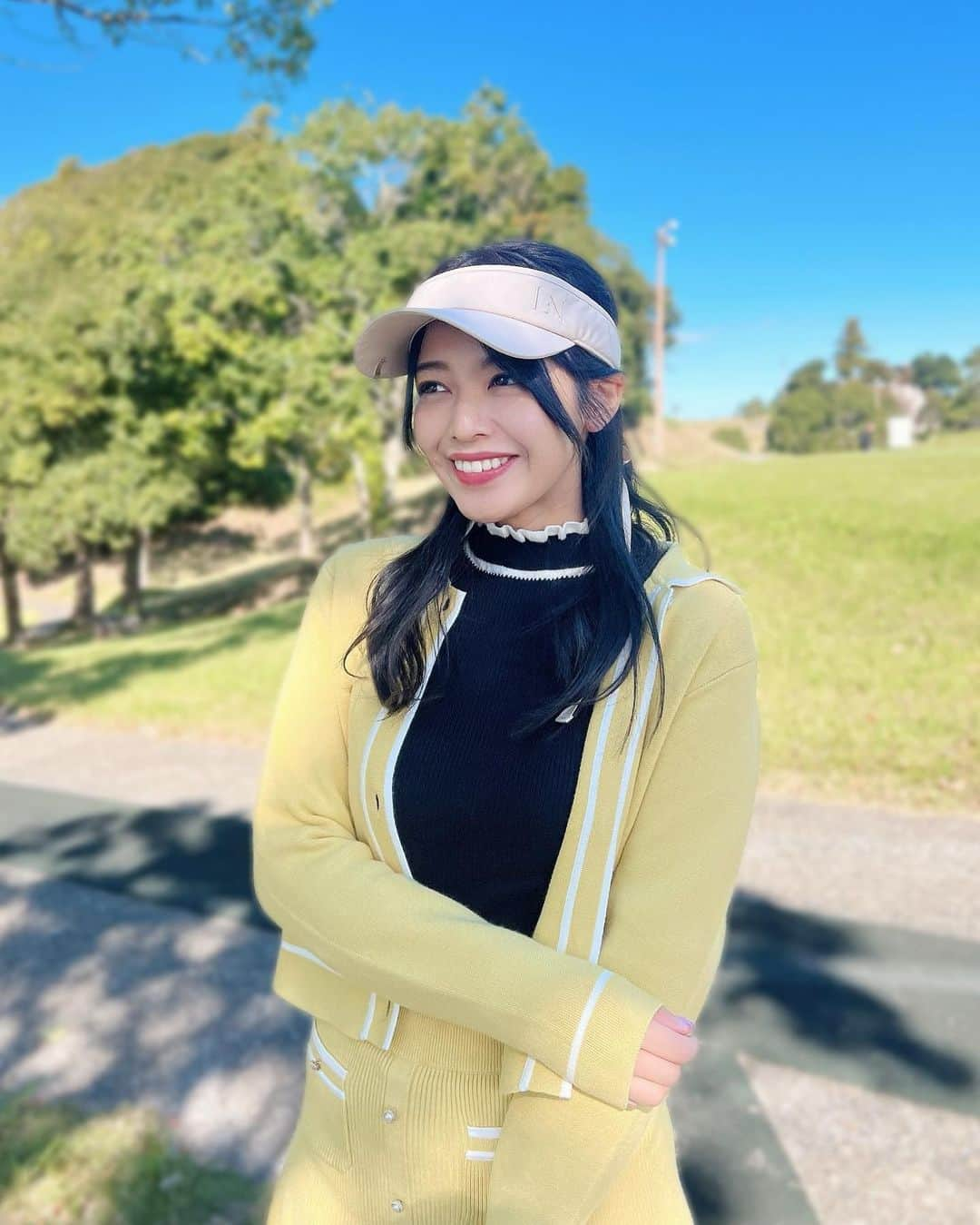 石倉侑芽さんのインスタグラム写真 - (石倉侑芽Instagram)「⛳️💛  この間はとっても久しぶりに ゴルフへ行ってきました🏌️‍♀️✨  今年新しく購入した @lenan_golf のセットアップ💛  ブルベだし、肌も黒くて黒さが際立っちゃって 黄色ってわたしにとっては 敵みたいなカラーだったけど👿笑  この黄色は鮮やかで華やか見えして 私でもこれなら着れる🥺！と思い決めた💛  しかもスカートは 骨格ウェーブさん向け•ストレートさん向けに 2種類あるのも魅力的だったよ🥺！  わたしはどウェーブ体型なのと ひらひらするシルエットが好きなのでウェーブのを♡  インナーパンツが入ってるのも嬉しいし、 着心地良すぎてルナンのウェアは ほんといつもクオリティ高い🥺💛 サンバイザーもルナンの🥳♡  みんなでこのセットアップ着てラウンドしたいな〜⛳️💛  久しぶりのゴルフで緊張したけど やっぱり楽しすぎる🥺 あやかちゃんと行けたのも嬉しかった☺️ やっと回りやすい季節になったから たくさん行きたいな〜！  #ゴルフ女子#ゴルフ#ゴルフウェア#ゴルフコーデ #ゴルフスイング#スポーツ女子 #トレーニング女子#ゆめちんゴルフ#ルナンゴルフ#lenangolf#ゴルフファッション#ゴルフ女子コーデ#秋ゴルフ#秋ゴルフコーデ」10月29日 16時22分 - yume8115