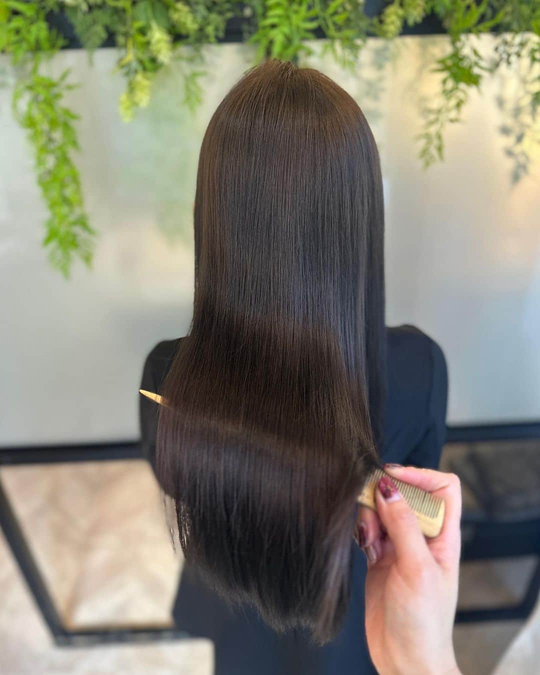 稲川千里さんのインスタグラム写真 - (稲川千里Instagram)「new hair 💇🏻‍♀️  色を暗くして前髪をちょこっと耳周りの遅れ毛を作ってもらいました✨  @chisaki_inoue のところに行き始めてから、毎回とにかく感動なのが髪の毛の質！ 色んな人に褒められるようになりました🫶🏻  そして今回は『Hydraid（ハイドレイド）』という、すごーい機械を初トライ🤍  空気中の水分子をキューティクルの隙間より小さい水粒子に変換し、内側まで補給してくれる優れもの。  感動なのは、カラーをしながら同時にヘアケアが出来るところなのです✨  美容院に行くと長い…というイメージが昔はありましたが、今は1時間ちょっとでカラーもカットもケアも出来てしまうから助かります🙏🏻💓  とぅるとぅるすぎる動画を是非見て欲しいです✨ beforeを載せた方が凄さが分かるんだけど、あまりに下品すぎて載せられなかった🤦🏻‍♀️ oh my god  @rrsalon_  @rrsalon.aoyama   #髪質改善 #美髪ケア #美髪トリートメント #ハイドレイド #おすすめ美容院」10月29日 16時23分 - chiicamera