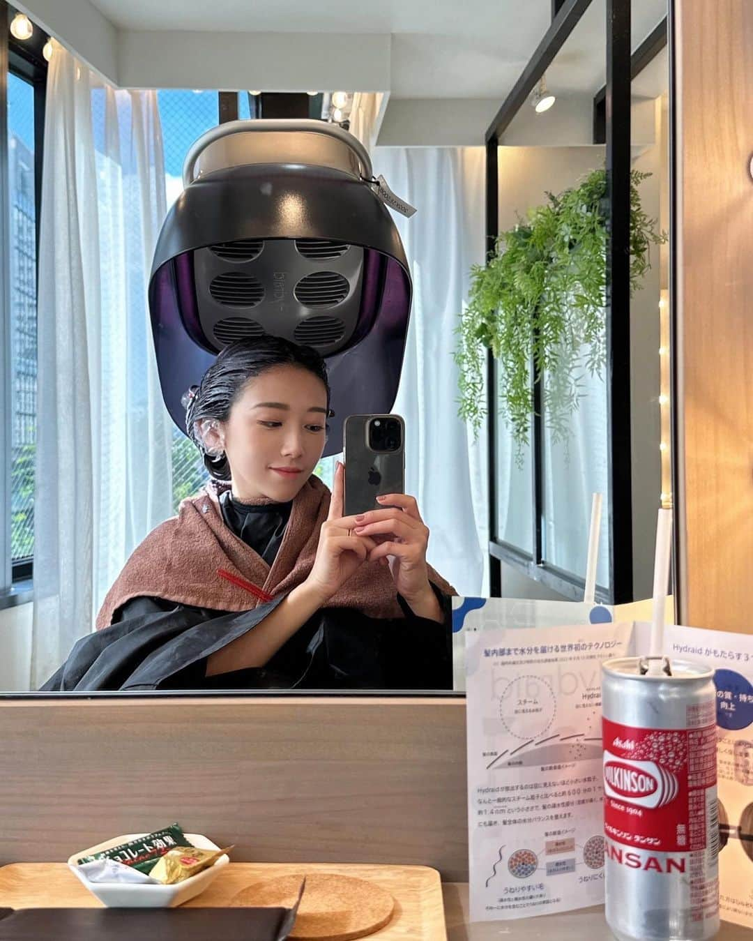 稲川千里さんのインスタグラム写真 - (稲川千里Instagram)「new hair 💇🏻‍♀️  色を暗くして前髪をちょこっと耳周りの遅れ毛を作ってもらいました✨  @chisaki_inoue のところに行き始めてから、毎回とにかく感動なのが髪の毛の質！ 色んな人に褒められるようになりました🫶🏻  そして今回は『Hydraid（ハイドレイド）』という、すごーい機械を初トライ🤍  空気中の水分子をキューティクルの隙間より小さい水粒子に変換し、内側まで補給してくれる優れもの。  感動なのは、カラーをしながら同時にヘアケアが出来るところなのです✨  美容院に行くと長い…というイメージが昔はありましたが、今は1時間ちょっとでカラーもカットもケアも出来てしまうから助かります🙏🏻💓  とぅるとぅるすぎる動画を是非見て欲しいです✨ beforeを載せた方が凄さが分かるんだけど、あまりに下品すぎて載せられなかった🤦🏻‍♀️ oh my god  @rrsalon_  @rrsalon.aoyama   #髪質改善 #美髪ケア #美髪トリートメント #ハイドレイド #おすすめ美容院」10月29日 16時23分 - chiicamera