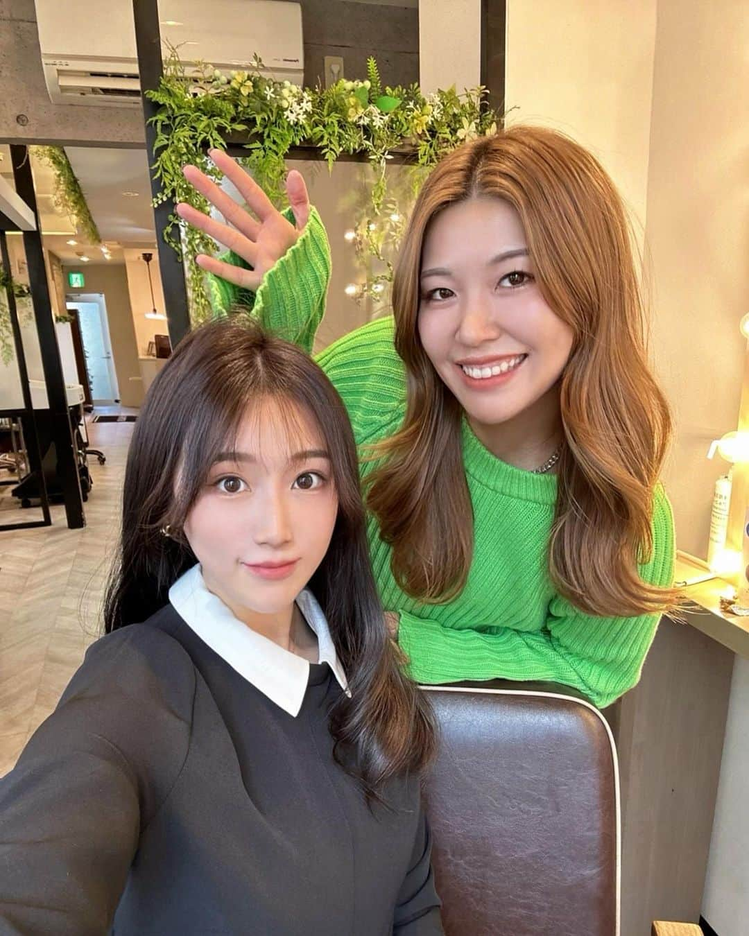 稲川千里のインスタグラム：「new hair 💇🏻‍♀️  色を暗くして前髪をちょこっと耳周りの遅れ毛を作ってもらいました✨  @chisaki_inoue のところに行き始めてから、毎回とにかく感動なのが髪の毛の質！ 色んな人に褒められるようになりました🫶🏻  そして今回は『Hydraid（ハイドレイド）』という、すごーい機械を初トライ🤍  空気中の水分子をキューティクルの隙間より小さい水粒子に変換し、内側まで補給してくれる優れもの。  感動なのは、カラーをしながら同時にヘアケアが出来るところなのです✨  美容院に行くと長い…というイメージが昔はありましたが、今は1時間ちょっとでカラーもカットもケアも出来てしまうから助かります🙏🏻💓  とぅるとぅるすぎる動画を是非見て欲しいです✨ beforeを載せた方が凄さが分かるんだけど、あまりに下品すぎて載せられなかった🤦🏻‍♀️ oh my god  @rrsalon_  @rrsalon.aoyama   #髪質改善 #美髪ケア #美髪トリートメント #ハイドレイド #おすすめ美容院」