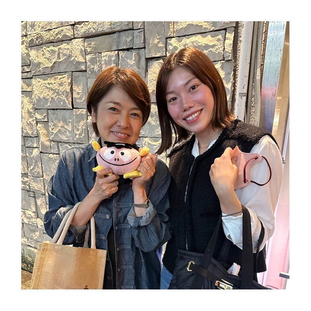 西山喜久恵さんのインスタグラム写真 - (西山喜久恵Instagram)「🏊‍♀️ やっと青木玲緒樹さんに会えました。 世界マスターズの挑戦を応援して下さり本当にありがとうございました。 更に貴重なぱちゃぽをプレゼントして頂き、感激🤩しています。 何だか速く泳げるような気がしてきました。 玲緒樹さんも頑張ってください。 これからも全力応援📣します。  #青木玲緒樹 #世界マスターズ感謝の夕べ #ぱちゃぽ #日本選手権で3位以内だと貰えるそうです #凄いパワー頂きました」10月29日 16時24分 - kikue_nishiyama