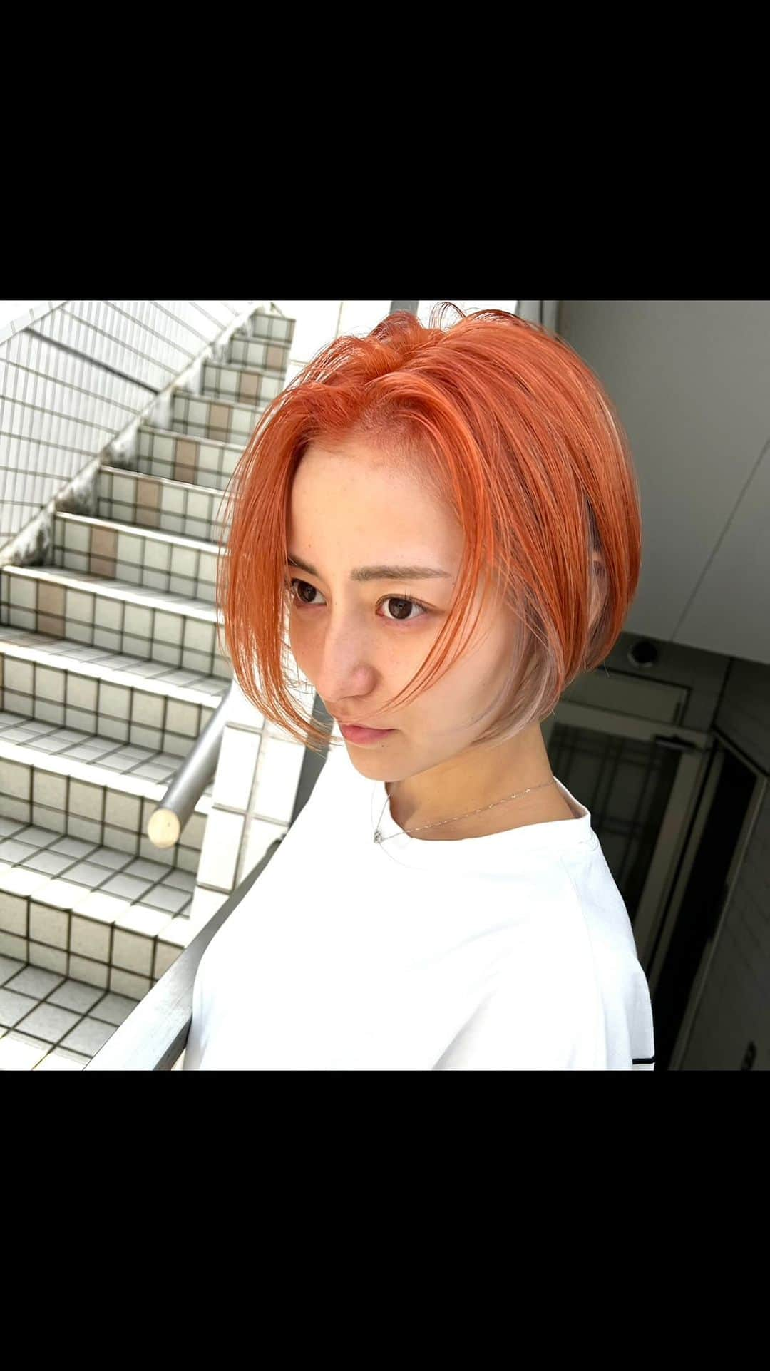 NOBU/渋谷店のインスタグラム：「イノアオレンジ🎃 #ハロウィン  . . @lorealpro_education_japan  #イノアカラー  #メタルdx  #マルチテクニックス . . @nobuhair 担当プロデューサーNOBU . . ✂︎オススメクーポン✂︎ ☆カット4000円 ☆カット、カラー6000円 ☆カット、酸性トリートメント15000円 ☆酸性トリートメント9000円 ☆カット、カラー、ハホニコ9500円 ☆カット、カラー、ケラスターゼ12000円 ☆カット、カラー、オッジィ13500円 ☆カット、バレイヤージュ27000円 ☆カット、ダブルカラー15000円 ☆カット、ハイブリーチ24000円 ☆カット、インナーカラー13000円 ☆カット、3Dハイライト16500円 ☆カット、フェイスフレーミング15500円 ☆カット、ハイライトグラデ23000円 ⚠︎NOBU指名料2000円 【ご予約は、NOBUインスタプロフィールURLからホットペッパービューティーにて】 よろしくお願いします★ . . NNNスリーエヌ　 ■営業時間10:00〜20:00  ※年中無休 ■住所　107-0061 東京都港区北青山3-12-1 オウル3階 . . #ヘアスタイル #ハイトーンカラー #ブリーチ #ホワイトカラー #カラー #ヘアカラー  #韓国ヘア #外国人風 #イメチェン #pr #美容師 #髮型 #髮型師 #剪髮 #中長髮#ตัดผม#ผม#헤어 #컷#hair #hairstyle」