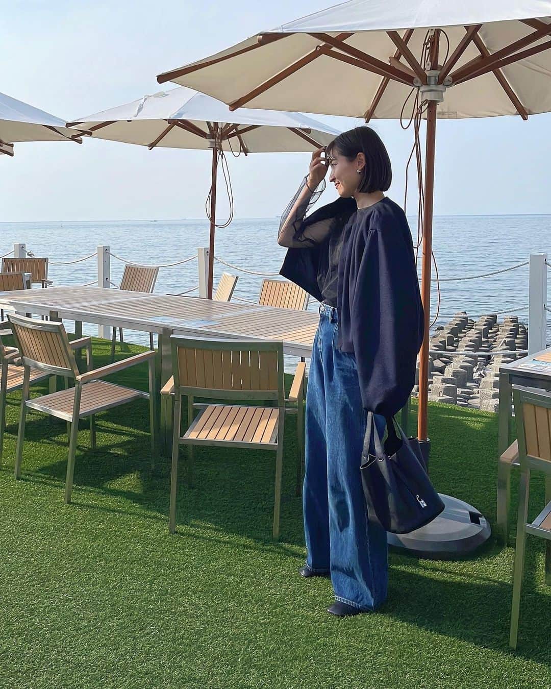 Hiromi Ｍaedaのインスタグラム：「先日の淡路島コーデ  友人にお祝いしてもらって嬉し楽しな1日☺️ いつ会ってもハッピーオーラ満開で温かいみんなが大好き♡ ありがとう🥂  outer @frey__jp #frey_jp (10/31tue21:00-通常販売／着用カラーnavy) tops @coudre___official #coudre  denim @louloustudio_paris #louloustudio  bag @hermes #hermes shoes @loewe #loewe」