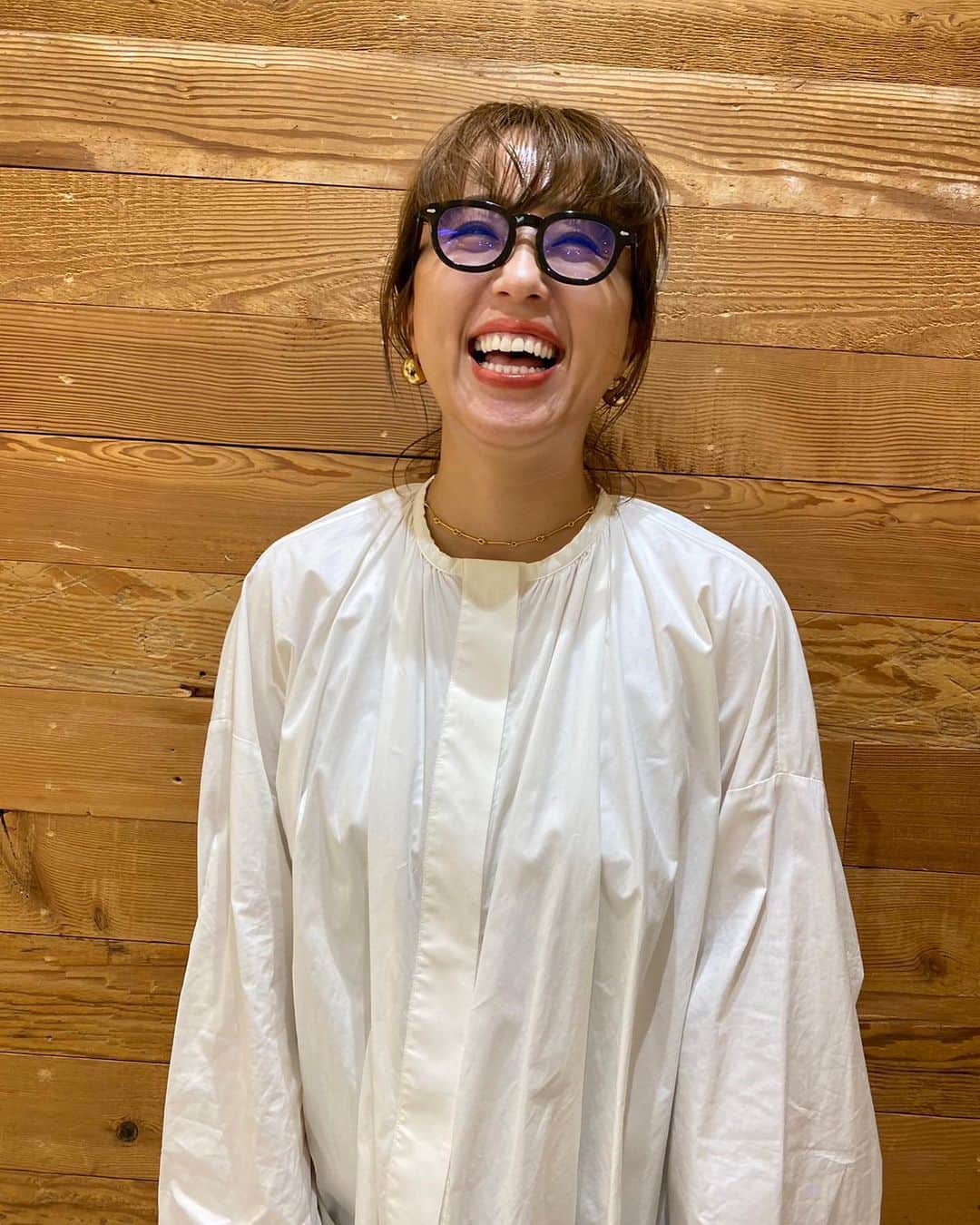 megumi kobayashiのインスタグラム：「服やカバンを買ったらすぐに使いたい人と、買ってもすぐに使いたくない人←私は正に正真正銘の後者 新品のまま、可愛い包装に包まれている姿が愛おしい😮‍💨 なんならその包装紙がぐちゃぐちゃになるのも嫌だから、そっと箱に蓋をして寝かすという、新品フェチならではの楽しみ方を一年続けて、やっと使いだす🤤 キャメルに合わせたいのはデニムなんだけど、そのデニムの色落ち具合とか色具合の雰囲気も丈感も絶妙に自分が『くぅぅぅ〜🤤たまんねぇな』という、いわば自己満すぎる域のこだわりがあって。 という点が、ネイルのデザインにも活きるんですよねぇぇ。 作り手のこだわりって本当に素敵🥹 . つまり何が言いたいかというと（※長い）出来上がりの美しさに賭ける、（※だけどその過程では施術テーブルの上はてんやわんや←そこは一ミリも気にしない）そんな私のこだわりに魅了を感じて下さるお客様方に最後は感謝するという、そんな長い文章です。 失礼致しました😮‍💨🫶」