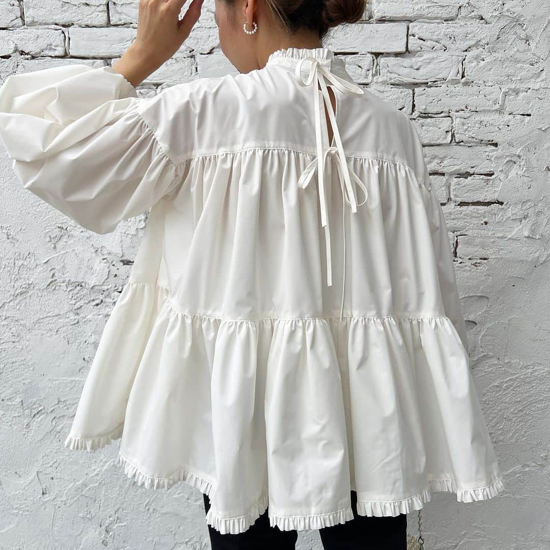 Tsuru by Mariko Oikawaさんのインスタグラム写真 - (Tsuru by Mariko OikawaInstagram)「recommend blouse.  Joshua ¥30,800（tax in） IVORY/BLACK size:free  細かいフリルと360度ふんわりと広がるたっぷりの生地で、華やかさ全開のブラック。 白でも透けにくく、一枚ではもちろん、レイヤードスタイルもオススメ。ニットガーデのるLudmilaやフリルジャケットのらDemiと合わせるのもオススメです。 クチュールライクなデザインながら、ホームクリーニングも可能で耐久性にも優れているのでデイリーからスペシャルなシーンまで活躍。  #tsuru #tsurubymarikooikawa #2023winter」10月29日 16時46分 - tsurubymarikooikawa