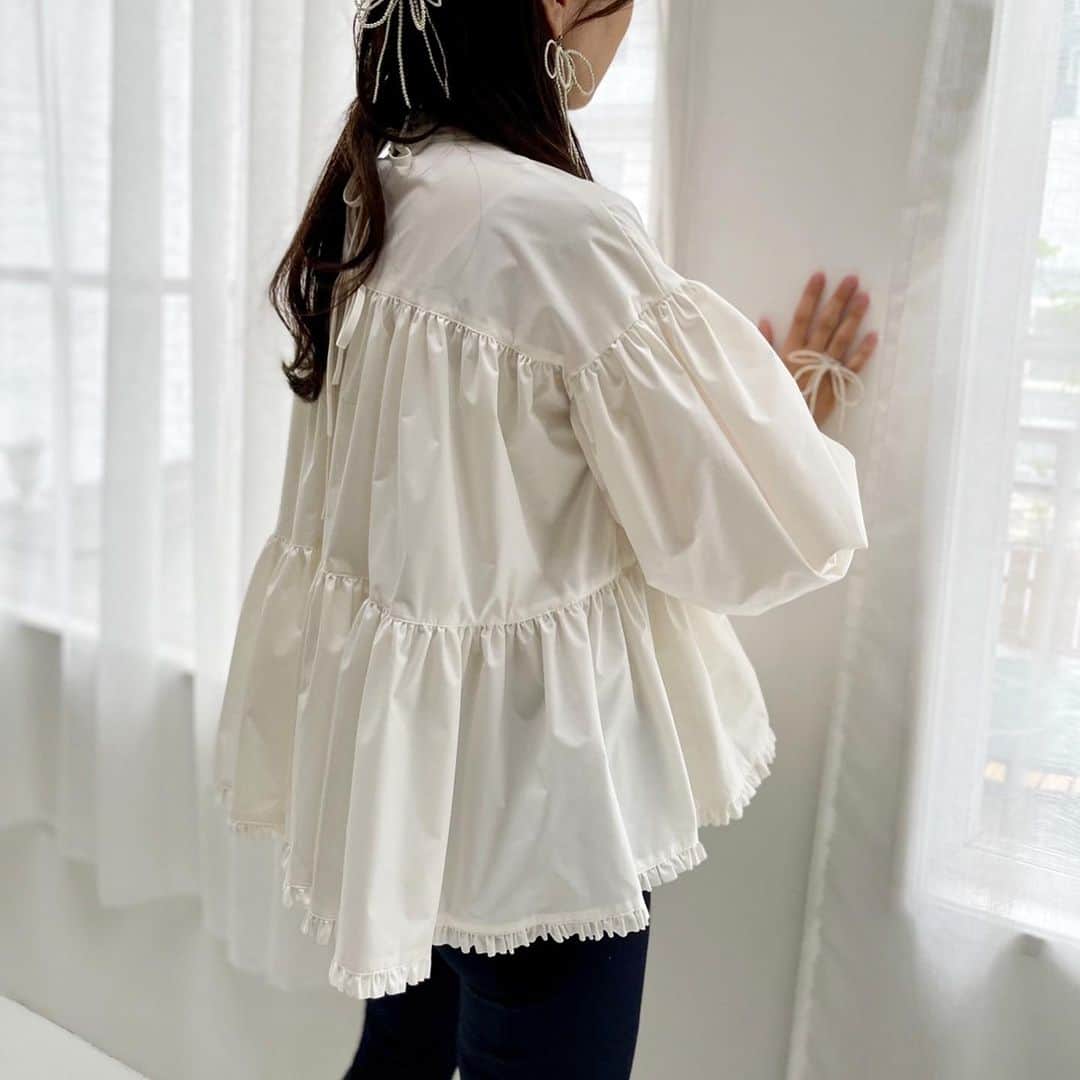 Tsuru by Mariko Oikawaさんのインスタグラム写真 - (Tsuru by Mariko OikawaInstagram)「recommend blouse.  Joshua ¥30,800（tax in） IVORY/BLACK size:free  細かいフリルと360度ふんわりと広がるたっぷりの生地で、華やかさ全開のブラック。 白でも透けにくく、一枚ではもちろん、レイヤードスタイルもオススメ。ニットガーデのるLudmilaやフリルジャケットのらDemiと合わせるのもオススメです。 クチュールライクなデザインながら、ホームクリーニングも可能で耐久性にも優れているのでデイリーからスペシャルなシーンまで活躍。  #tsuru #tsurubymarikooikawa #2023winter」10月29日 16時46分 - tsurubymarikooikawa