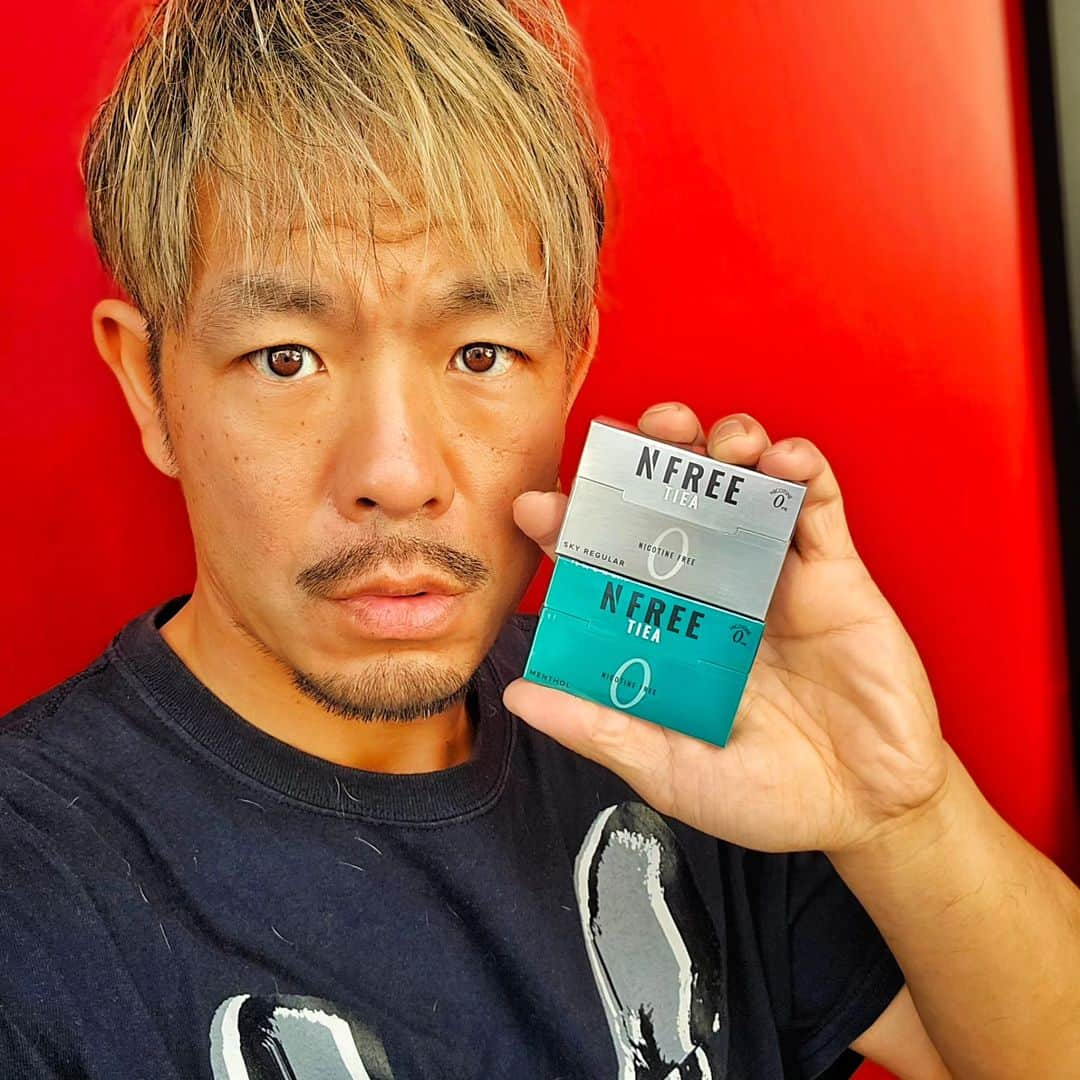 剛王のインスタグラム：「【ニコチンレスタバコブランド NFREE TIEA（エヌフリー ティア）】 NFREE TIEA 2フレーバー（アイコス イルマシリーズ対応モデル） @nfree_official_jp シリーズ累計200万箱以上の実績。 ニコチンレス業界で話題のNFREE(エヌフリー) 衝撃の吸い応えニコチンフリーの加熱式たばこの低価格￥390で全国のドラッグストアに販売してるので試してみた。 フレーバーは4つ ●メンソール ●シトラス ●ブルーベリー ●レギュラー  俺はメンソールとレギュラー。 どちらも吸い応えバッチリでニコチンフリーなら リラックスしたいときに使えるアイテム。 禁煙考えてる人や煙草吸わない人にもおすすめです。  --------------------------------------------------------------------------------------------------- 〈NFREEとは？〉 NFREEはシリーズ累計200万箱以上の販売実績を誇るニコチンレスタバコ業界で話題の製品です。 ブラストカプセルを潰すと広がる豊かな味わいと強い吸い応え、国内製造の安心感をたくさんの方々に支持していただき、禁煙したい人だけではなく、日常でのリフレッシュやチルタイムにピッタリだと大人気の商品です。 業界最安値の390円（税込）にて全国のドラッグストアやディスカウントストアなどに商品展開しております。 最近では赤西仁さんを筆頭に多数の有名インフルエンサーに取り上げていただき、楽天ランキング1位やAmazonのトップセールスを達成しています。  公式サイト：https://nfree.jp/ 公式インスタグラム：nfree_official_jp #nfree #赤西仁 #jinakanishi #衝撃の吸いごたえ #これが新しいニコチンフリー #nfreetiea #エヌフリー #エヌフリーティア #ニコチンフリー #ヒートスティック #禁煙グッズ #PR ---------------------------------------------------------------------------------------------------  今の減量中にはもってこいの商品。 是非試してみて。」