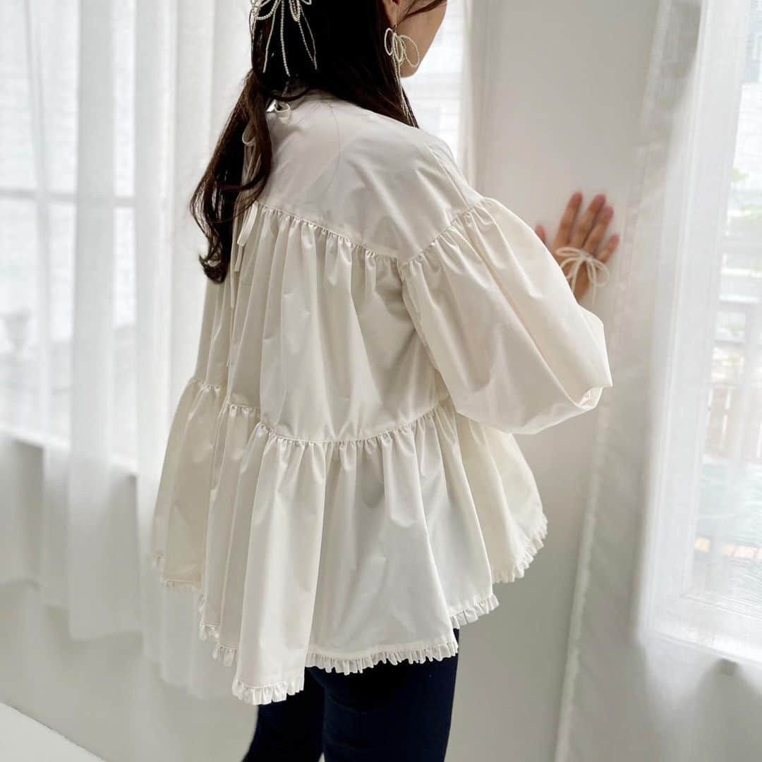 Tsuru by Mariko Oikawaのインスタグラム：「recommend blouse.  Joshua ¥30,800（tax in） IVORY/BLACK size:free  細かいフリルと360度ふんわりと広がるたっぷりの生地で、華やかさ全開のブラック。 白でも透けにくく、一枚ではもちろん、レイヤードスタイルもオススメ。ニットガーデのるLudmilaやフリルジャケットのらDemiと合わせるのもオススメです。 クチュールライクなデザインながら、ホームクリーニングも可能で耐久性にも優れているのでデイリーからスペシャルなシーンまで活躍。  #tsuru #tsurubymarikooikawa #2023winter」