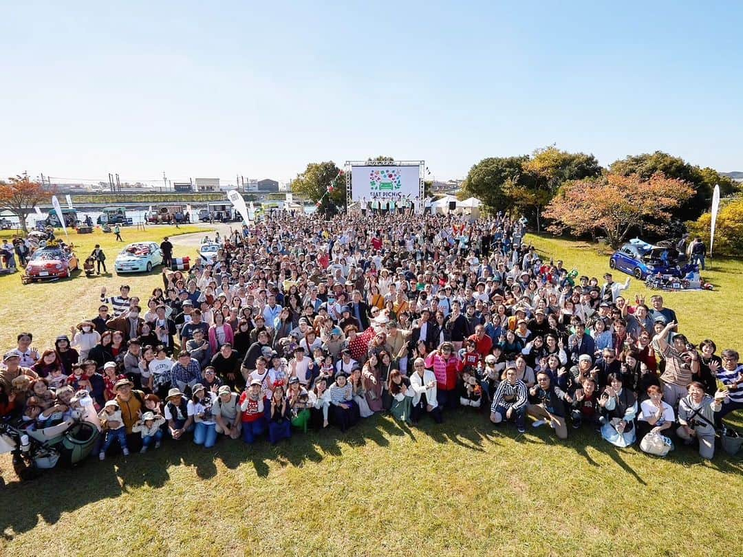 松本康太さんのインスタグラム写真 - (松本康太Instagram)「『FIAT PICNIC2023』  イタリアを代表するカーブランド「FIAT」 今年もフィアットピクニックのMCをさせていただきました！　  FIATのオーナーさんはとてもオシャレでペット好きの方が多いのですo(^o^)o　　  そして何より僕達レギュラーにとても優しいのです！  今年も皆さんありがとうございました(^∇^) フィアット 500e(電気自動車)もKawaiのです！　  #fiatpicnic2023#FIAT#fiatpicnic#イベント#レギュラー#あるある探検隊#車#クルマ#吉本興業#笑顔」10月29日 16時45分 - aruarutankentai.matsumoto