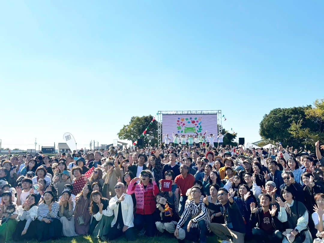 のインスタグラム：「『FIAT PICNIC2023』  イタリアを代表するカーブランド「FIAT」 今年もフィアットピクニックのMCをさせていただきました！　  FIATのオーナーさんはとてもオシャレでペット好きの方が多いのですo(^o^)o　　  そして何より僕達レギュラーにとても優しいのです！  今年も皆さんありがとうございました(^∇^) フィアット 500e(電気自動車)もKawaiのです！　  #fiatpicnic2023#FIAT#fiatpicnic#イベント#レギュラー#あるある探検隊#車#クルマ#吉本興業#笑顔」