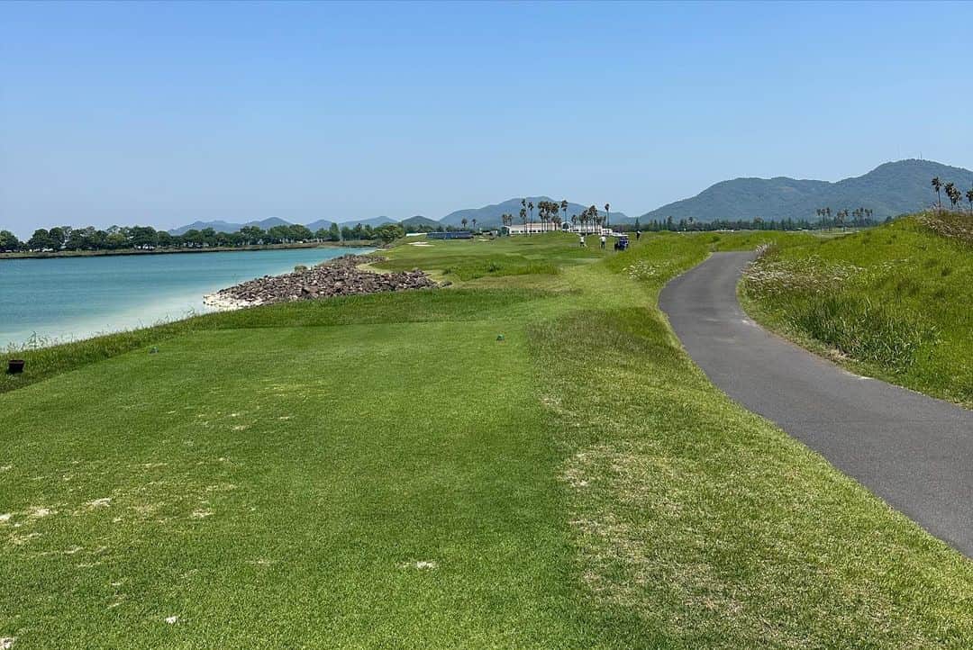 佐藤寿人さんのインスタグラム写真 - (佐藤寿人Instagram)「この度、ステップゴルフ広島アンバサダーに就任しました🏌🏻  現役時代からリフレッシュで始めたゴルフも、自分にとっては趣味のひとつになっています  世代を超えて、様々な人達とのコミュニケーションの場になるのもゴルフの良い部分ですね😊  そして何より自然の中での芝生の上は気持ちがいい🌞  ゴルフは性格が出ると良く言われますが、相手がいるサッカーとは違って、常に己と向き合う決断の連続🔥  その中で慣れない道具を使って、自分の力量と向き合いながらマネジメントしていく部分に一番の楽しさを感じています✨  広島には海があって🌊山があって⛰️まさにゴルフに適した土地柄です⛳️  気軽にゴルフを楽しめる、そんなゴルフの入り口になるような場所にステップゴルフがなってくれるはず✨  アンバサダーとして広島のゴルフ熱が高まる一役を担えたらと思います⤴️  広島一号店は2024年春に中区紙屋町にオープン予定です🏌🏻  #ステップゴルフ #stepgolf #アンバサダー #広島 #スタジオアイ #フォセット #SAホールディングス #GOLF #ゴルフ #インドアゴルフ」10月29日 16時38分 - hisato_sato11official