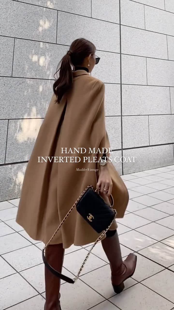 Akaneのインスタグラム：「とってもお気に入りのHAND MADE wool cape coat☺️♡ @madder_vintage  レトロな雰囲気を演出してくれるケープデザインのハンドメイドコート♩ 襟元にはレザーの留め具が付いており、 マントのように肩がけするのも可愛い♡  PRE ORDERは明日10/30(月)23:59までです😊」