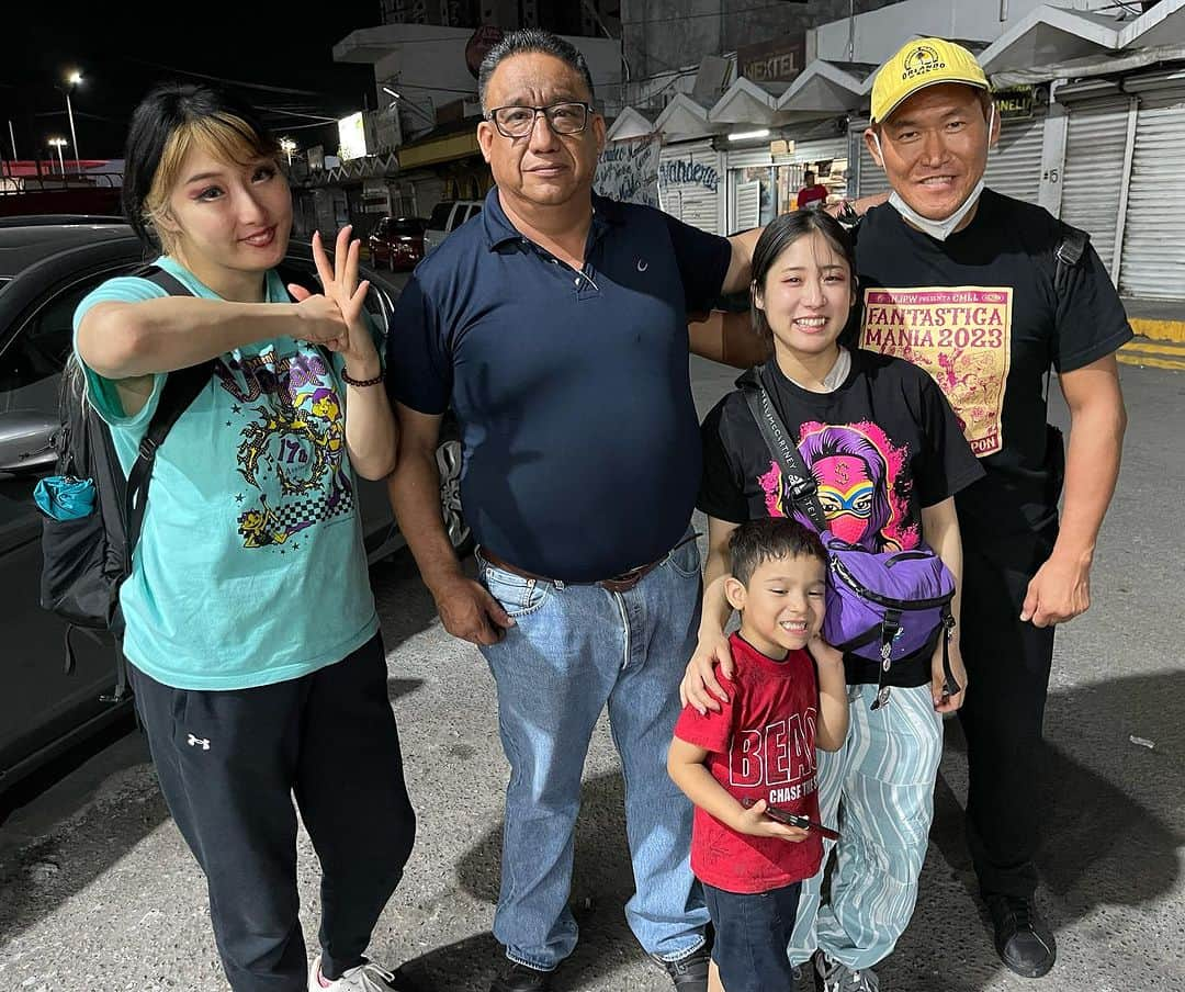 奥村茂雄のインスタグラム：「Hoy @makochan926 , @mei_gtmv y el #tifondeosaka esuvimos presentes en la Terraza Elma en Apodaca, Nuevo León. - - #cmll #erll #apodaca #nuevoleon #駿河メイ #makoto #okumura」