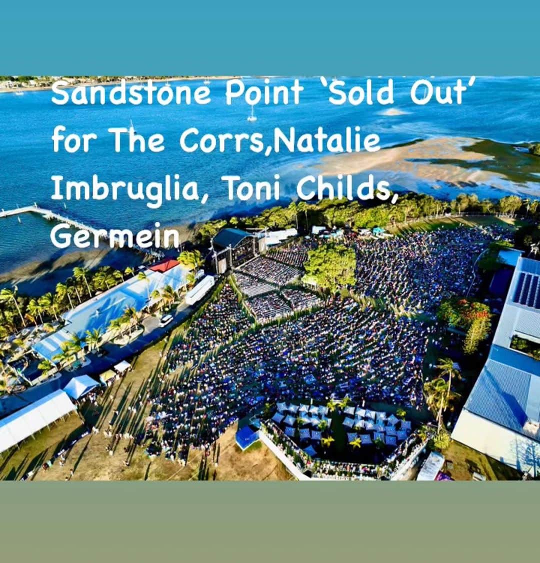 ナタリー・インブルーリアのインスタグラム：「Yaasss! What a shot from yesterdays show!  @drewmac48! @thecorrsofficial tour proving to be a lot of fun! @thetonichilds  @germeinsisters    Ready for Sydney!!! 💙💃🏽🎉」