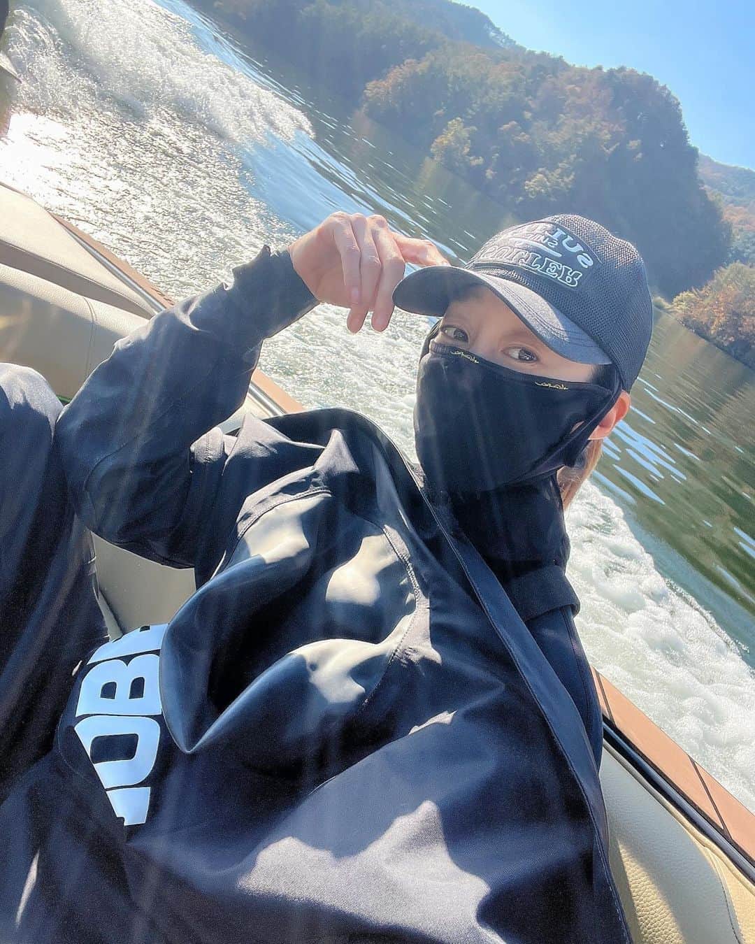 チェ・ヨジンのインスタグラム：「올해는 여름스포츠에서 바로 겨울스포츠로 오버랩가즈아🌊 강 전세냈어요😉 드라이슈트 지퍼 안잠그고 들어가서 수장될뻔........😱😱😱」