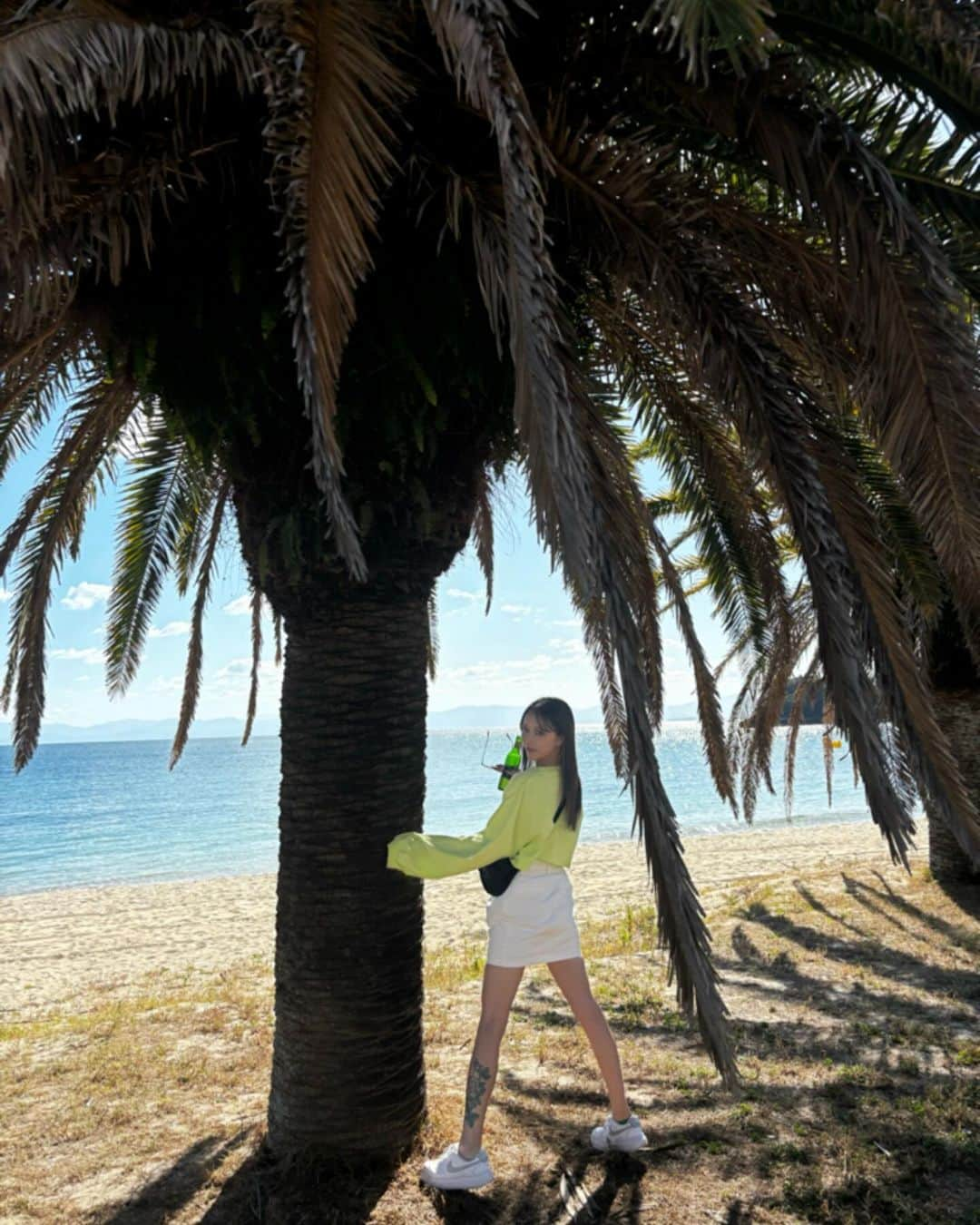 ともさんのインスタグラム写真 - (ともInstagram)「秋の海も素敵だね🌊  加工なしノーマルで めちゃくちゃ脚長くとってくれた♡ プロカメラマンや📸  #秋の海#お散歩#海#夏生まれ#脚長効果  #秋の訪れ #秋#なんの木#やしの木」10月29日 16時53分 - tomo0510nagi