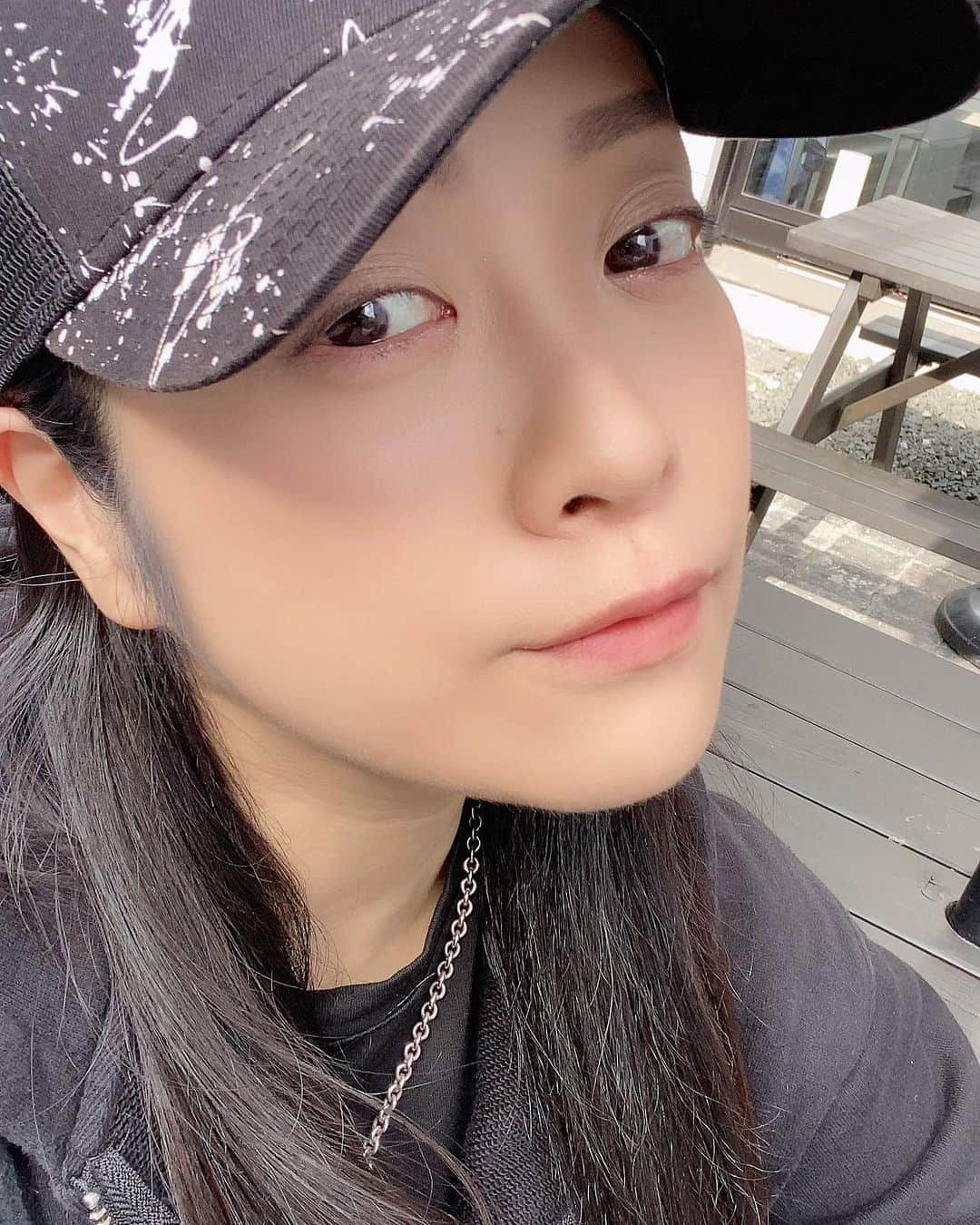 小向美奈子さんのインスタグラム写真 - (小向美奈子Instagram)「北海道四日目！ 朝からママ、しんちゃんを召喚‼️  中央市場場外で 海鮮丼・タラバ焼き等をたらふく食べちゃった！  そして空港へ✈️  本当に楽しく全力で疲れる遊びだが、付き合ってくれた皆様に感謝だね！ めちゃ美味しく楽しい思い出なりました❗️  ありがとうございました😊」10月29日 16時51分 - x375x_komukai.m