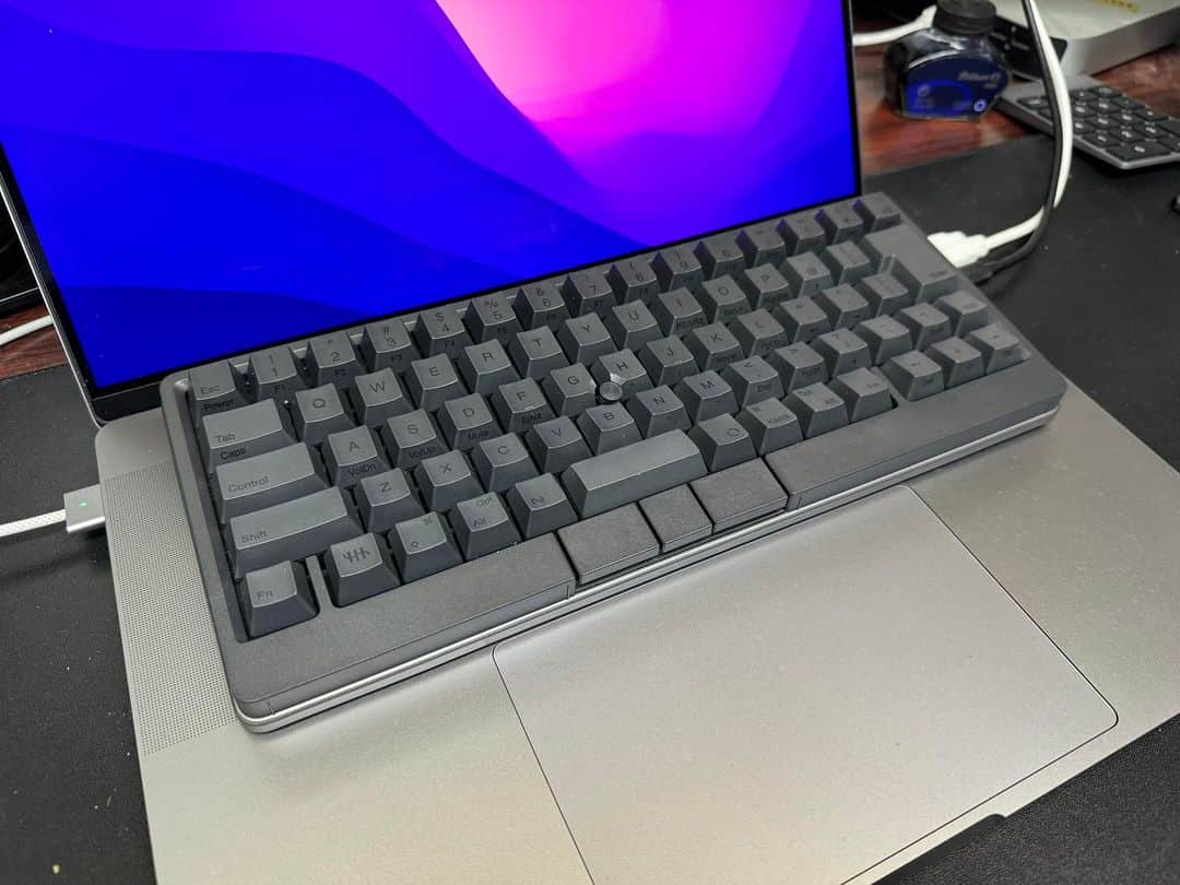 高畑正幸のインスタグラム：「なんだ、 HHKB Studio 底面がフラットででかくなったから、ブリッジ置かなくても尊師スタイル対応じゃん！ #HHKBstudio」