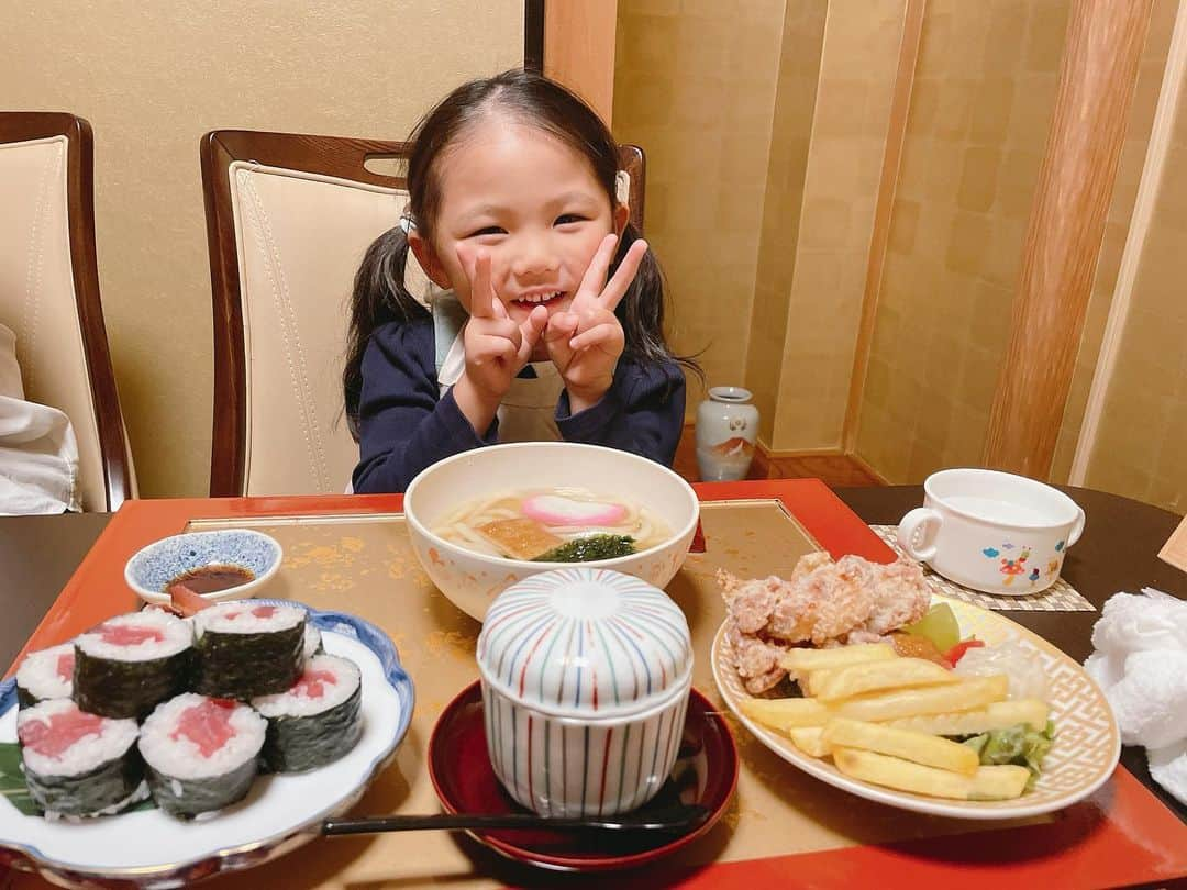 杉岡沙絵子のインスタグラム：「＊   九花ではなんと、、 　 予約の際に子どもの好みを伝えるとこんなに 豪華なお料理も用意していただけます😭✨ 　 お出汁もきちんと取ってくださったものだし 素材も最高のもので作ってくださるので あれだけ毎食「早よ食べんさいー！」と 怒られている娘も黙々と食べる食べる。笑 　 おかげで親はゆったりとお食事をいただくことが できました😭😭😭 　 子ども用の椅子も用意いただけたので 次女もお座りして持参した離乳食を食べさせ 終わると畳のお部屋なのでそのまま放牧🐮👶笑 　 ちびっこ連れで特別な日のお食事を ゆっくりおいしいものを食べたい、、 というファミリーにも本当におすすめのお店です！！ 　 　 長女はお店を出る前から 「また来たい！！！」と言うてました。笑 　 　 @kyuka_yamaguchi  @kyuka_okami  ・ ・ #浜松市#浜松ディナー#浜松ランチ #浜松子連れディナー#浜松子連れランチ」