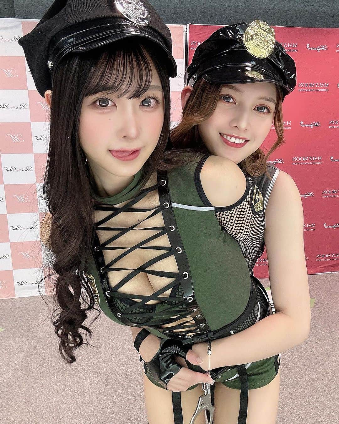 真島なおみのインスタグラム：「Wポリス👮🏻‍♀️👮🏻‍♀️❤️逮捕されちゃった🥰捕まりたい人〜?♡  今日は #ゼロイチTV 公開生配信イベント ありがとうございました❣️面白かったね🤣🤣  セクシーポリスで出演したよ😈  大喜利したり、りんご飴探したり😏💮 とっても楽しい1時間でした！ チェキ会でも 「かめはめ波(耳打ち)」や「逮捕」もできて楽しかったね🥰！  あっあとね！11/12のDJは出演者さんが全員女性なだけで 男性のお客さんもちろん入れます！(たぶんほとんど男性かも！😳)配信見直したら言葉足らずでした！ごめんね😭  アーカイブも ゼロイチTVのライブ枠に  残っているので是非みてみてね♡  改めて今日はありがとうございました❤️❤️  #ゼロイチTV #マリームーン  . . #japanesegirl #model #sexy #selfie #animegirl #셀카  #셀스타그램 #패션스타그램　#데일리 #asiangirl #cosplay #좋아요  #맞팔 #YouTube #グラビア #日系穿搭 #コスプレ #女孩 #소녀　#长发 #japan #girl #followme  #ootd  #关注 #halloween #ハロウィン　#police」