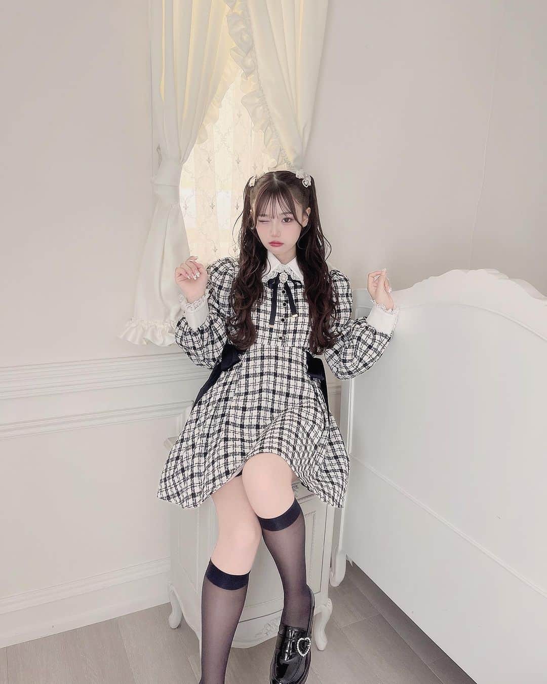 古澤里紗のインスタグラム：「@rojita_official × Fuuri  コートともう一個はトリプルリボンのワンピ！🖤''  ツイードの生地だから冬ぽくてかわなのっ リボン大好き人間のふりは ワンピに３つもつけちゃった(⊃ᴗ ̫ ᴗ⊂)🎀  白とチェックどっちがすき？？🤍🖤  本日、ロジータさんの来店イベントに来てくれてありがとうーーーっ ワンピに着替えてくれる子もいて似合いすぎて可愛かった、、  やっぱりさのファンの子顔面偏差鬼高すぎ、、 可愛くていい子で帰らせるの危ないくらいかわい 一生大事にしたい  また、来週ね〜🤭💕✊🏻✊🏻  . . . #rojita  #ロジータふーりーコラボ  #古澤里紗 #フレンチガーリー #ふーりーこーで」