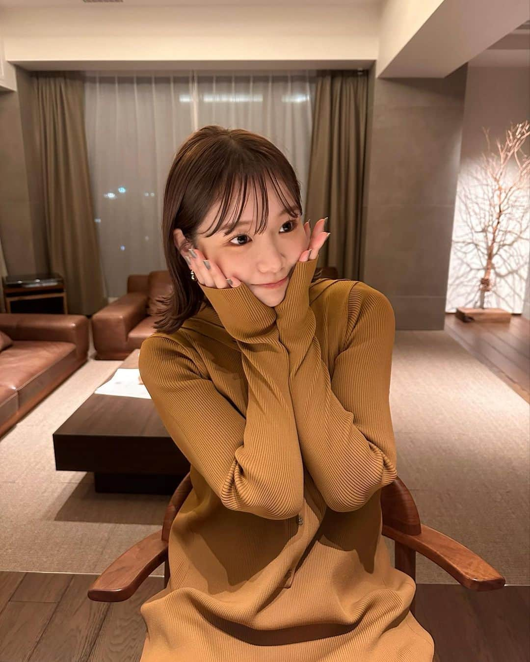 きりまるのインスタグラム：「京都旅行で泊まった 部屋がめっちゃおしゃれやった！🤎  何人泊まれるんってくらい 大きいベッドで🛏️ すっごかった！ 内装ぜんぶおしゃれすぎる〜  部屋のとなりにある お酒とかおつまみとかも好きなだけ 持っていってよくて凄かった！🫶🏻 夜中に置いてあるラーメン食べました。笑  何ヶ月も前からたくさん 準備してくれてたみたいで 本当にめちゃいい旅をさせて貰いました ほんとうにありがとう。🥲  京都旅行の写真たくさんあるけん またゆっくり載せていくねい！😽♡ ふふふ . .」