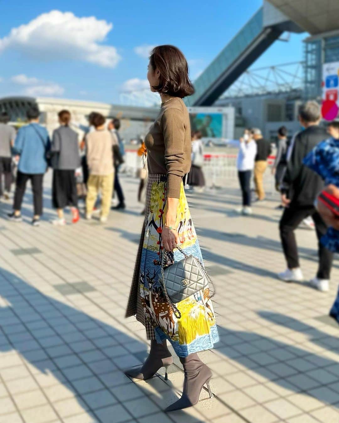 川人未帆のインスタグラム：「・ 珍しく高いヒール履いて、電車移動したら疲れた😂 でも大事だな😂  スカートはチェックのウールとプリント生地がドッキングしたユニークな一枚。 絶妙なブラウンのニットは過去のセブンテン🤎 うちのベーシックニット類は本当に補正もので、、、このニットも今年は出さなかったけどワードローブに欠かせない形。  Knit: @seventenbymihokawahito  Skirt: @weekendmaxmara  Bag: @chanelofficial  Shoes: @zara」