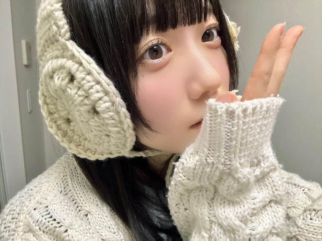 新居歩美のインスタグラム：「夜は寒い  #ニット #ニット帽 #イヤーマフ #冬コーデ」