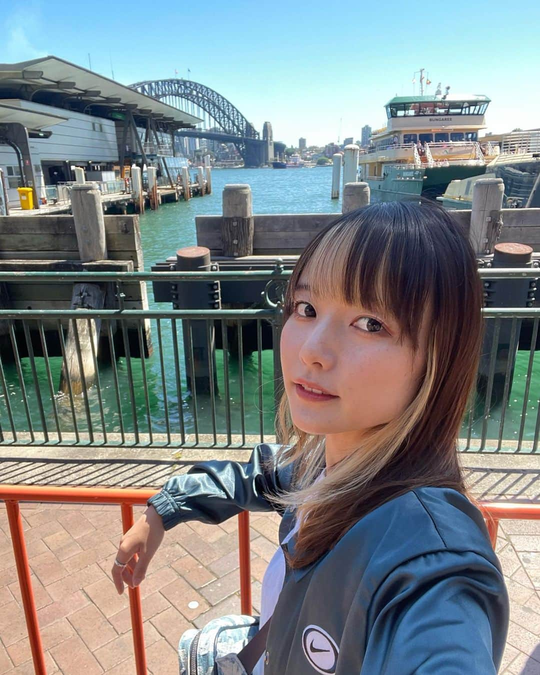 樺澤まどかさんのインスタグラム写真 - (樺澤まどかInstagram)「🚤  YouTubeをご覧いただいた皆さま 本当に本当にありがとうございます！  そしてたくさんのメッセージ とても嬉しいです😭😭😭 全部読ませていただいてます🙏  励ましていただいてばかりなので 恩返しができるように頑張ります！  これからも色々な動画を上げていくので よろしくお願いします🥕  写真はYouTubeで話した クレジットカードを落とした場所…  今日久々に通ったので撮ってきました！ あの時よりは落ち着いて行動できるようになりました😂  #樺澤まどか  #オーストラリア#ワーホリ#ワーキングホリデー#ギリホリ#シドニー#マンリー#ハーバーブリッジ#フェリー」10月29日 22時20分 - kabasawa_madoka