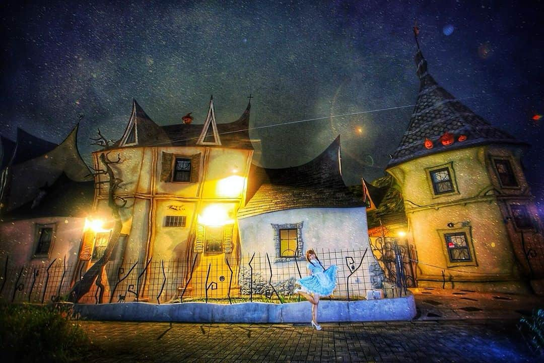 舘林佳史さんのインスタグラム写真 - (舘林佳史Instagram)「happyハロウィン🎃👻  静岡県浜松に実在するゴーストの館😱🦇  ゴーストタウンの陽気なメイド:清水まり  ༚┈❁┈༚༝༝༚┈❁┈༚༝༝༚┈❁┈༚༝༝༚┈❁┈ ༚༝༝  誰でも物語の主人公になれる  をキャッチコピーに‼︎  ドラマや映画の物語のワンシーンの様な📽  ✨Dramatic photo✨  と言う名前で活動作品作りをしています☘️  大好評のドラマティックフォトのご依頼はこのクオリティーで！  30000円〜(ほぼ諸経費)✨  で受け賜わっています)^o^( ． 素敵な作品を一緒に作りたい！  コラボレーションしたい 美容師さん💕 メイクアップアーティストさん 💕 服飾デザイナーさん💕 クリエイターさんも随時募集中です✨  お姫様になりたい👸 物語の主人公になってみませんか^ ^⁉︎  たった一枚の写真で人生が変わる☘️  ドラマティックフォト依頼 撮影依頼お待ちしてます✨  Book作り  モデル宣材撮影  プロフィール撮影  サロンモデル撮影  ブライダルフォト ドレスロケーションフォト  写真集  等撮影のご依頼何でもお気軽にお問い合わせDM下さい✨📩  ༚┈❁┈༚༝༝༚┈❁┈༚༝༝༚┈❁┈༚༝༝༚┈❁┈ ༚༝༝༚┈❁┈ . ．  #ハロウィン🎃 #happyhalloween #ゴーストの館 #メイド #実在します #リアルハロウィン #ハロウィン #モデル募集 #作品作り  #撮影依頼 #被写体モデル  #ストロビスト #シューティング #撮影依頼募集中 #ポートレート撮影 #ポートレート #ポートレートモデル #ポートレートモデル募集  #ファインダー越しの私の世界 #ロケーションフォトウェディング  #ドラマティックフォト #東京カメラ」10月29日 22時21分 - tatephotox