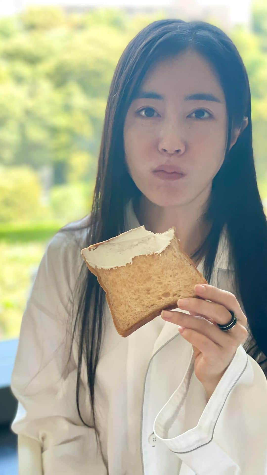 橋口いくよのインスタグラム：「白くポワついてるのはアプリではなくバターがレンズについて、朝日が加わった奇跡。  トーストをいただくのは年に1回ぐらいかもしれないイベント。 たまのことなので、ジャムもバターもたっぷり塗ります。  シンプルな食パンはどんなに美味しくても給食の思い出が良くも悪くもよみがえる。  でもたまのイベントは美味しい。 ぶあつーい厚切りも食べたいなあ。  #トースト　#朝ごはん　#パン」