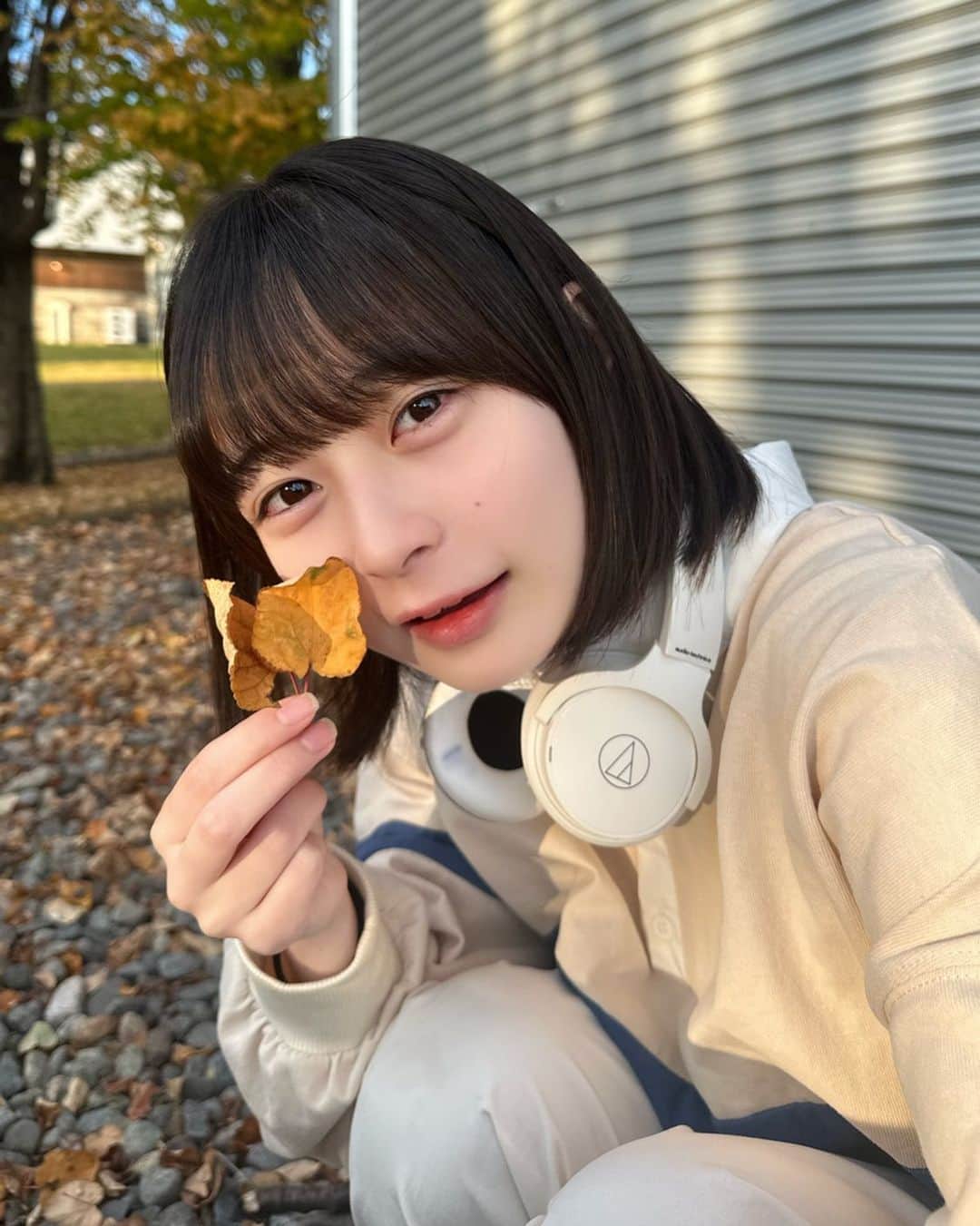 比嘉ゆめののインスタグラム：「休日ゆめのはライブの日みたいにチークつけたりまつげピッてあげたりなどをしないので とてもお顔が眠そう そして行動もゆっくり ライブのときはずっとライブこととか考えまくってる  ゆめのの中にいろんなゆめのがいます😌✌️ どれもほんとのゆめの」