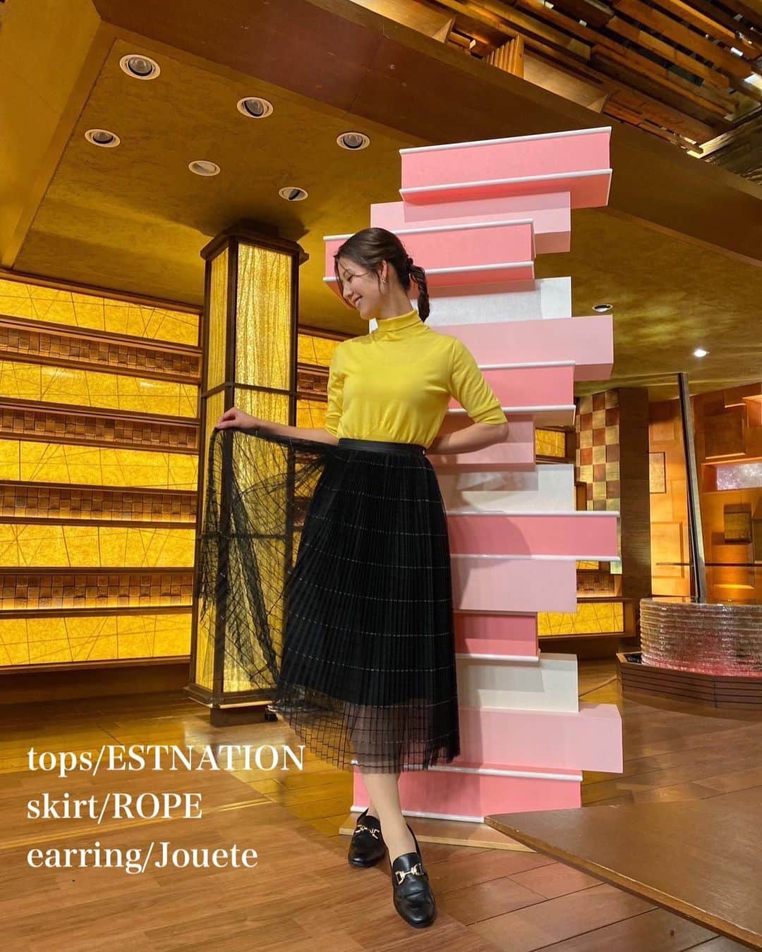 のインスタグラム：「* サタデーステーション衣装👗 上☞ESTNATION 下☞ROPE イヤリング☞Jouete  滑らかで肌触り良いスッキリとした素材感のトップス✨ 秋の気分を取り入れられ、 ベーシックなハイネックのニットは どんなボトムとも合います🙆‍♀️  プリーツのフレアーシルエットが可愛いスカート♡ 揺れる動きのあるエモーショナルなデザイン💃 ボリュームはありますが、 タテ目に落ちるスッキリとした形なのも嬉しい☺️  期せずして、 阪神カラーのコーディネートでした🐯🖤  #衣装#ootd#コーディネート#coordinate#今日のコーデ#ニット#スカート#アナウンサー#テレビ朝日アナウンサー#桝田沙也香」