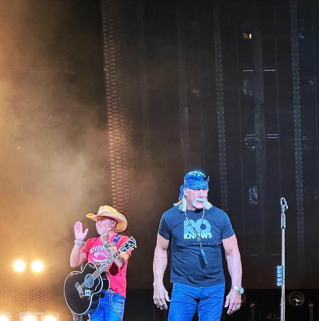 ハルク・ホーガンのインスタグラム：「Rockin onstage with Jason Aldean, representing Ro Knows, strong brother!」