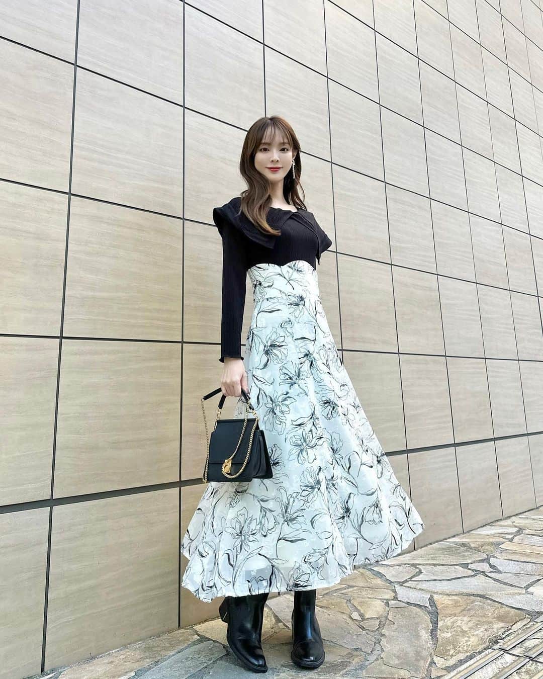 磯田 ひかる(Hikaru Isoda) のインスタグラム：「こんばんは♡ 週末どうでしたか〜？🥰  この日はドッキングワンピを着てました🤍 1枚でコーデ完成して楽なのに可愛い...🥹✨️  足元はブーツで合わせてカジュアルに( ˙꒳​˙ )  【着用アイテム】 Dress @tocco_zozotown  【ZOZO限定】ビックカラーバックレースアップドッキングワンピース ¥5,940税込  Shoes @zara  Bag @polene_paris   —————————— picaru：162cm / 骨格ウェーブ 1st ブライトスプリング 2nd ブライトサマー  大人可愛いスタイルアップコーデ ヘアメイクを合わせた トータルスタイリングを提案🤍  不定期にストーリーで ファッションお悩み相談募集中🥰 ——————————  他の投稿を見る→【@picaruuu】」