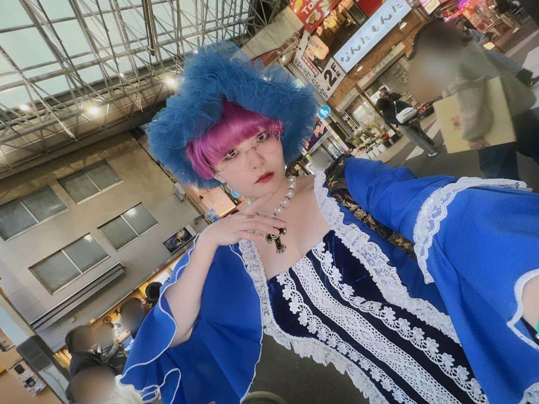 millnaのインスタグラム：「ツラいなー、今年はハロウィンやる元気ないなー…ってついさっき言ってたのに気付いたら貴婦人仕様  3枚目は特に関係のないなんかアカチャンみたいでかわいいパックミピ♪  #ハロウィン #ハロウィン仮装 #ハロウィンコスプレ #ハロウィンメイク #halloween」