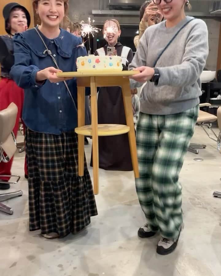 Yanagihara Hirokiのインスタグラム：「営業後に皆んなからのお祝い ・ @soie.omotesando  10月24日で4周年 @soie__shibuya  11月6日で2周年 ・ ・ いつもスタッフの皆んなに助けられて　この一年も感謝です。 いつも来てくださるお客様、メーカー様、ディーラー様の支えてもあってこそです。 ・ これからもよろしくお願い致します🙇 ・」