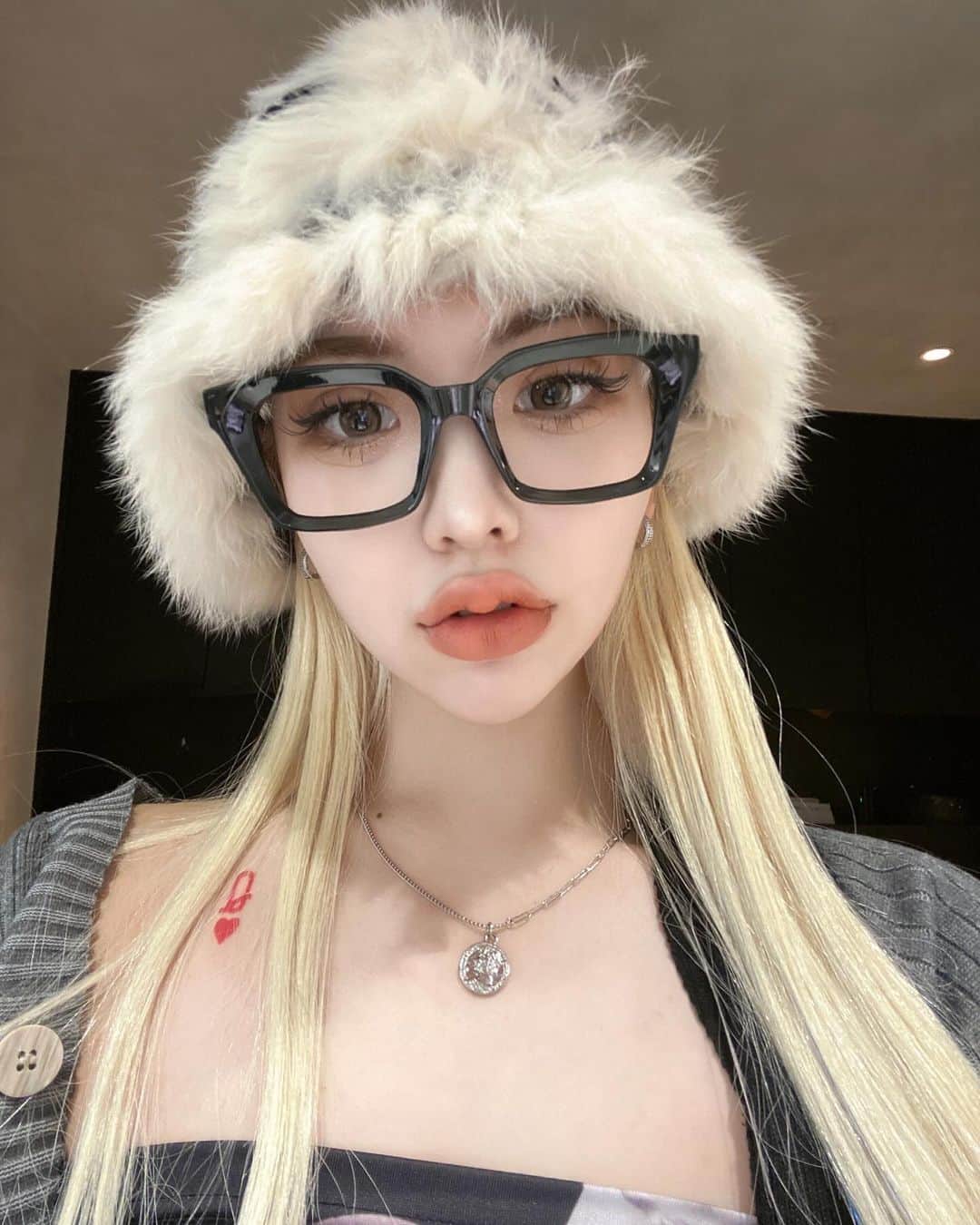 Chiuのインスタグラム：「今日ふわふわさんだった✨ . 最近フィラークリニックの心斎橋院が新しくできたということで、ナチュラルに涙袋ヒアルいれたよん💉 フィラーって化粧もナチュラルに簡単になれるからいいよね〜🥷🏻🫶🏻」