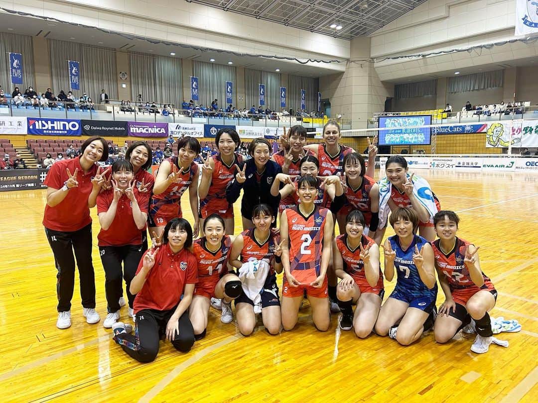 のインスタグラム：「. ／ #試合結果🔥 ＼  10/29(日)🆚#pfuブルーキャッツ   ①☆25-20 ②☆30-28 ③☆25-23  セットカウント 3-0 埼玉上尾メディックス🌟🌟  輪島大会もたくさんのご声援 ありがとうございました！ また、大会運営にご尽力いただいた 皆様へ心より御礼申し上げます🙇‍♀️  輪島大会2連勝🔥💪 来週の秋田大会も全員で頑張ります👊 引き続き応援よろしくお願いします🙇‍♀️  #埼玉上尾メディックス #Vリーグ #バレーボール #女子バレー #Vリーグはバレーボール #埼玉 #上尾」