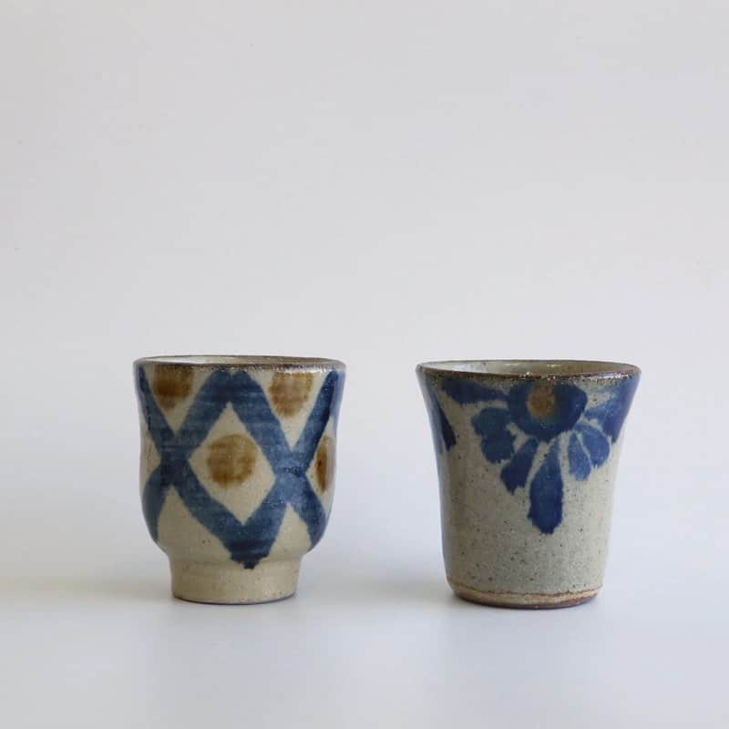 moyaisのインスタグラム：「北窯・宮城正享さんの小さな湯呑みとフリーカップ。藍色の格子と花の紋様が美しく、程よい厚みにやちむんらしさを感じられます。  #yaora #美しい暮らしの良品  #沖縄 #やちむん  #陶器 #うつわ #lifestyle」
