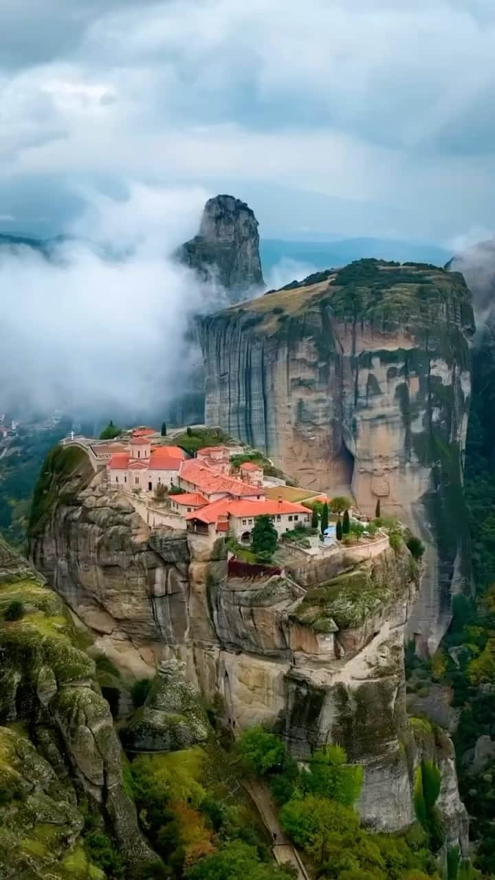 Awesome Wonderful Natureのインスタグラム：「@chris_kap.21 transports us to the mystical heights of Meteora, Greece! 🇬🇷 Meteora translates to “suspended in the air” in Greek, and these gravity-defying monasteries perched on towering cliffs have a history as fascinating as their views.  📽 @chris_kap.21 📍 Meteora, Greece 🎶 Peter Gundry - Precious Things Lay Hidden」