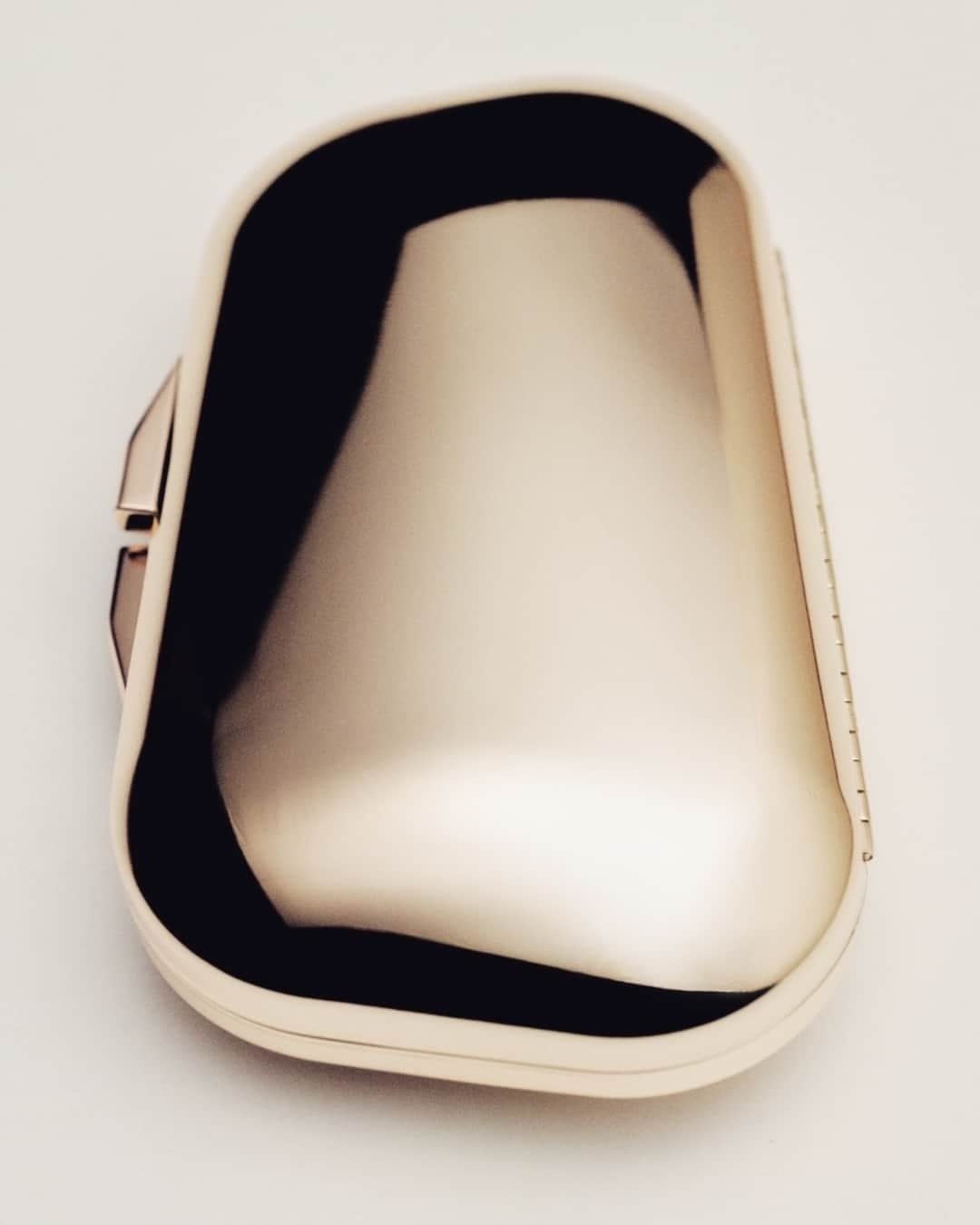 MANGOのインスタグラム：「Are you team gold or team silver? Whatever your choice, you’ ll win either way with this sculptural bag, now available at mango.com ⁣ Bag: ⁣57018276 #MangoWoman ⁣」