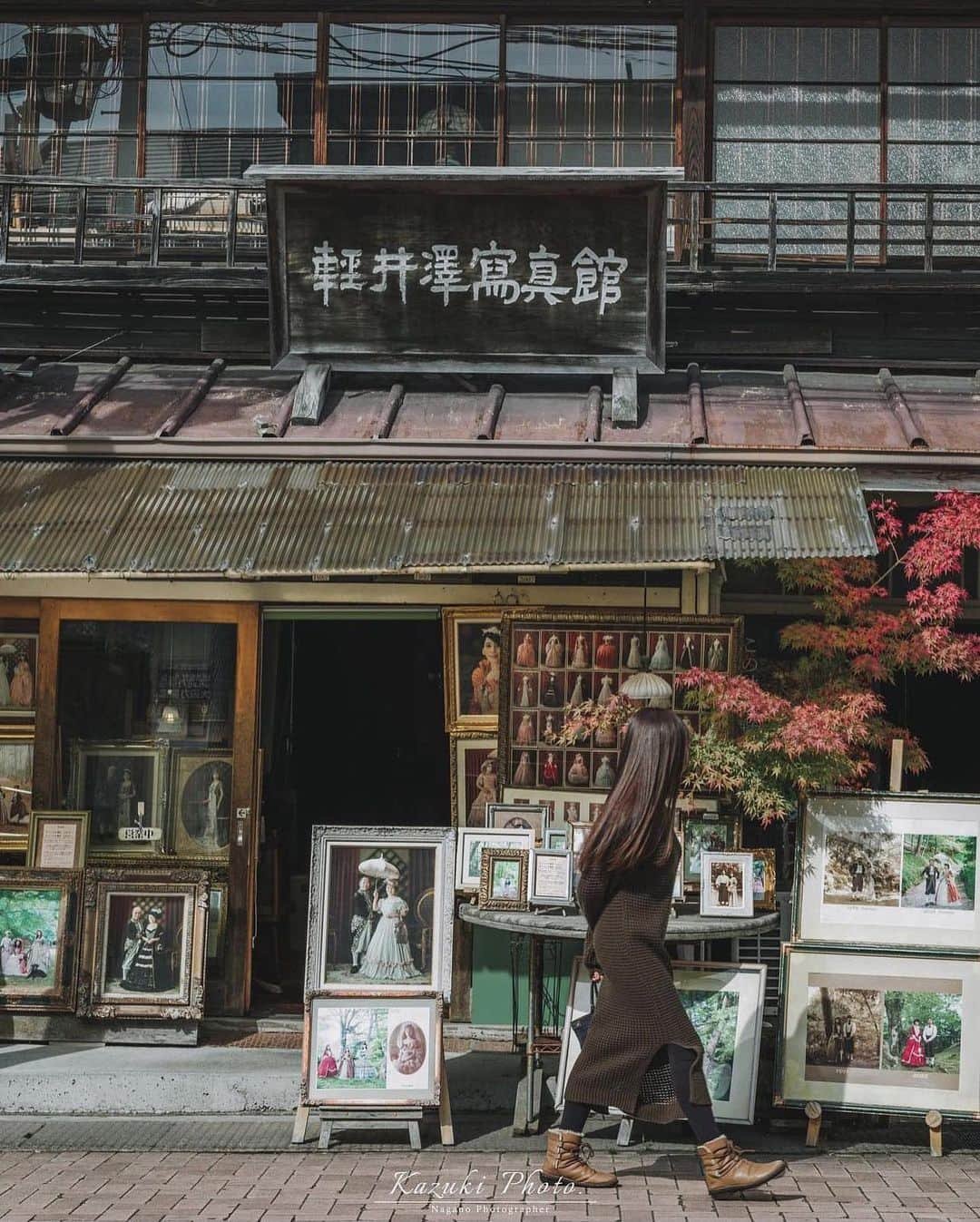 ?長野県 観光 公式インスタグラム のインスタグラム：「// Photo by @nagano_94  メインストリート 「旧軽井沢銀座通り」 ＠軽井沢町  JR軽井沢駅から徒歩20分ほどに位置する 旧軽井沢のメインストリート その長さは約750m  銀座通りの両側には、老舗のベーカリーやコーヒーショップ、雑貨屋さんなどさまざまなお店が点在しています😀✨️  時間をかけてゆっくりゆっくり散策するのがおすすめ💕✨️  軽井沢写真館では、本物のアンティークなドレスで写真撮影もできますよ👗✨️📷  ＝＝＝＝＝＝＝＝＝  Kyu-Karuizawa Ginza Street (Karuizawa Town)  Kyu-Karuizawa Ginza is the main street of Kyu-Karuizawa, located along the Nakasendo Trail, and is about 20 minutes on foot from JR Karuizawa Station.   A variety of shops, such as well-established bakeries, cafes and grocers, dot both sides of this 750-meter-long street.  We recommend taking your time looking at the shops as you walk along Kyu-Karuizawa.  Pictured is the Karuizawa Shashinkan (Karuizawa Photography Studio), where you can take photos wearing real antique dresses and outfits.  ＿＿＿＿＿＿＿＿＿　  Location / Karuizawa Town , Nagano , Japan   #おうちでながの #長野のいいところ #旧軽井沢銀座通り #軽井沢町  ＿＿＿＿＿＿＿＿＿  🍁インスタアワード秋冬⛄作品募集中📷  #長野の列車旅秋冬 撮影場所(長野県内に限ります) をキャプションに入れて 応募期間（10/16～1/31）に投稿してください。 優秀作品に選ばれると 長野県特産品セットをプレゼント🎁」