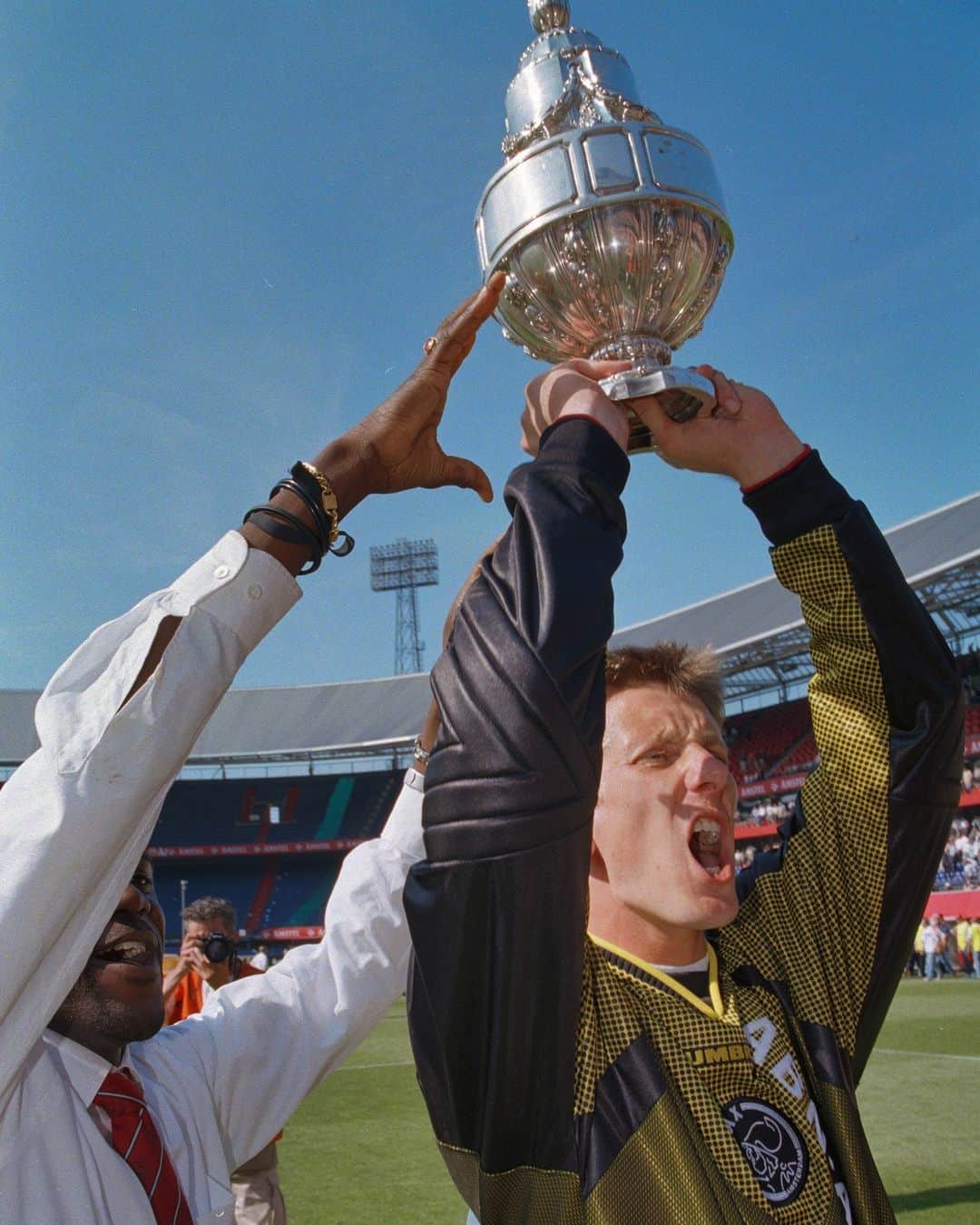 アヤックス・アムステルダムさんのインスタグラム写真 - (アヤックス・アムステルダムInstagram)「A true Ajax icon on and off the pitch. Happy birthday, Edwin van der Sar! ❌❌❌」10月29日 17時00分 - afcajax