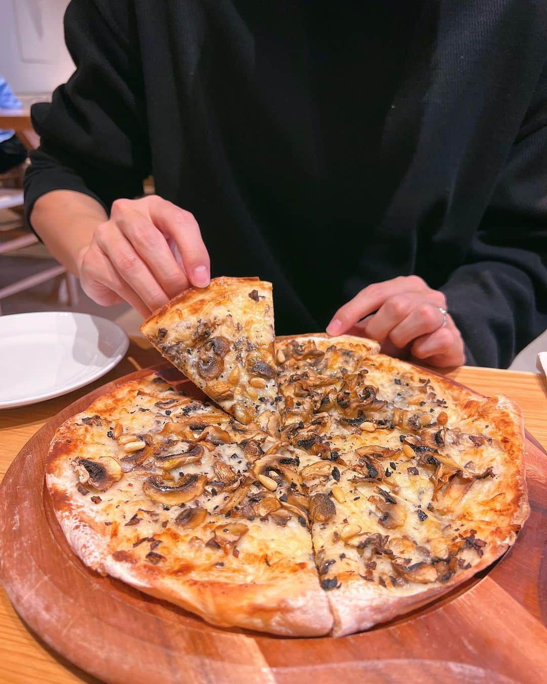 白川悠衣さんのインスタグラム写真 - (白川悠衣Instagram)「Lunch🥑🥚  ナチュラルにグーパンチされる父🥊🥊🥊  #eggbenedict  #pizza」10月29日 17時01分 - wada_nana_official