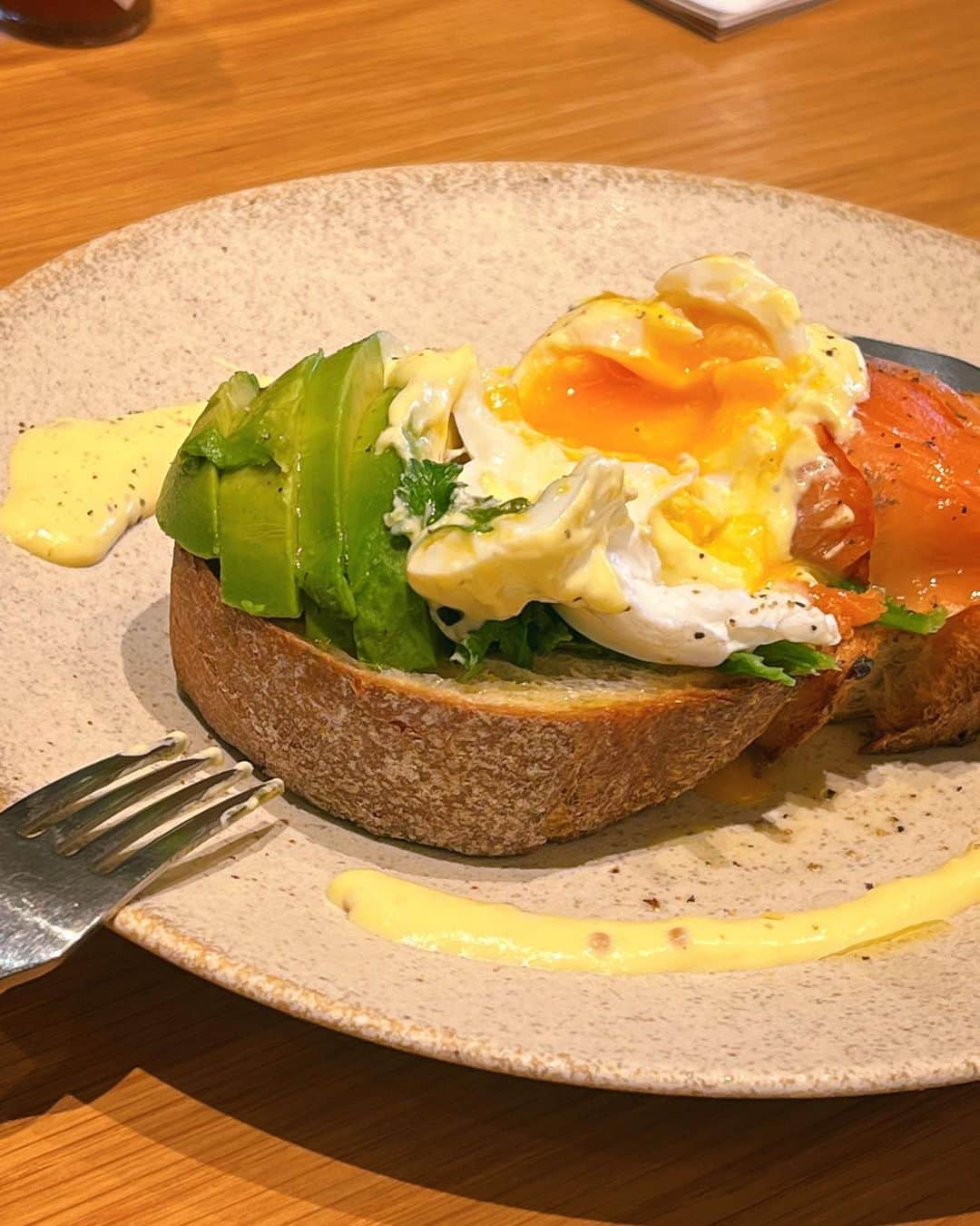 白川悠衣さんのインスタグラム写真 - (白川悠衣Instagram)「Lunch🥑🥚  ナチュラルにグーパンチされる父🥊🥊🥊  #eggbenedict  #pizza」10月29日 17時01分 - wada_nana_official