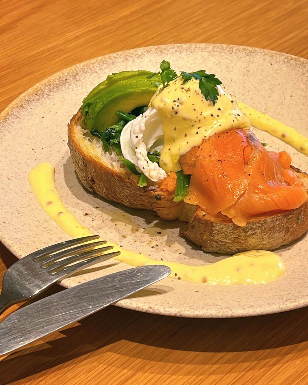 白川悠衣のインスタグラム：「Lunch🥑🥚  ナチュラルにグーパンチされる父🥊🥊🥊  #eggbenedict  #pizza」