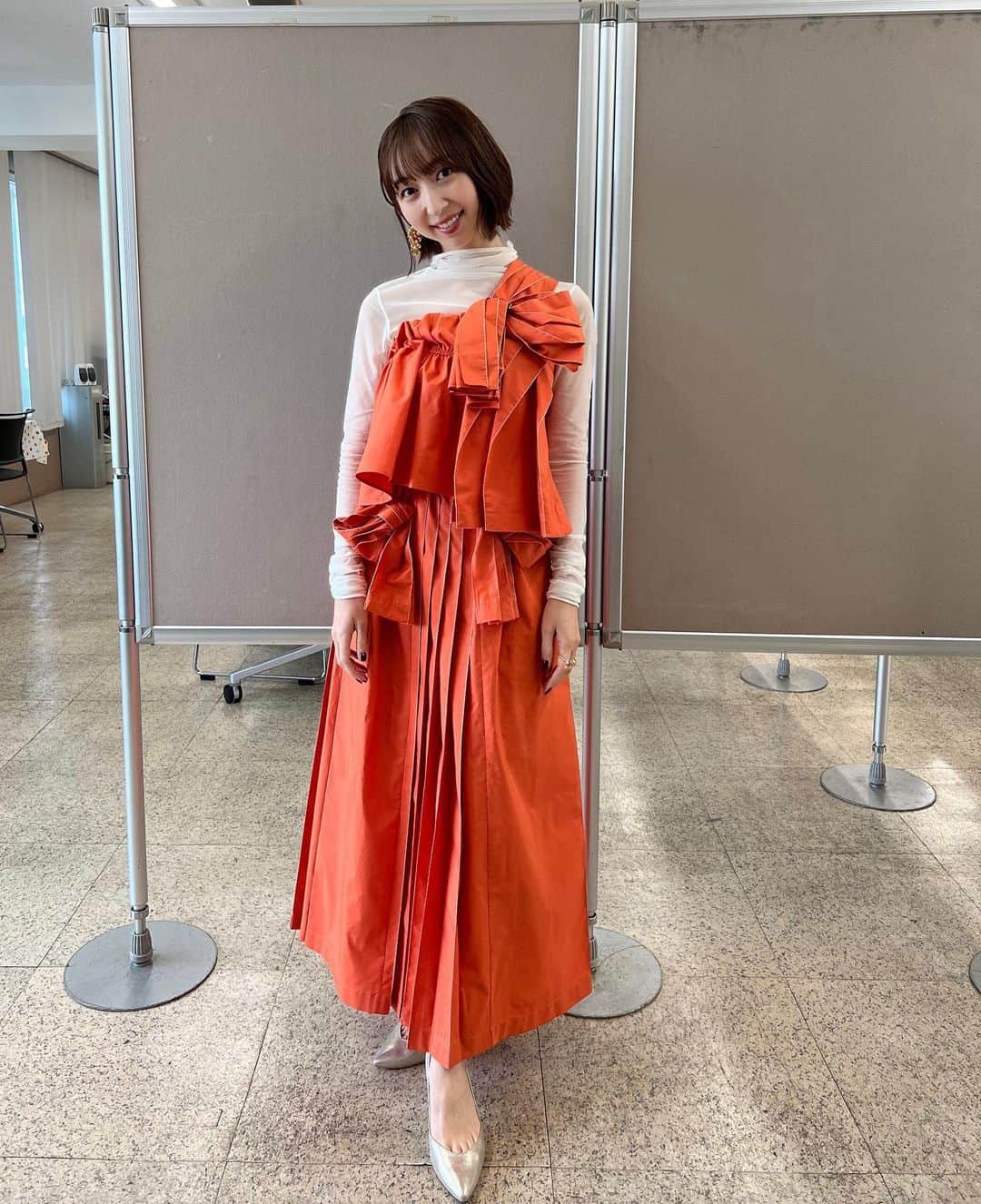 飯田里穂のインスタグラム：「日本電子専門学校「日専祭」  オレンジ色のお洋服でハロウィンのパンプキンイメージ🎃  👗 @keikonishiyama  earring @matildarose_official  ring @ajinco_style  styling @shingo_tsuno」