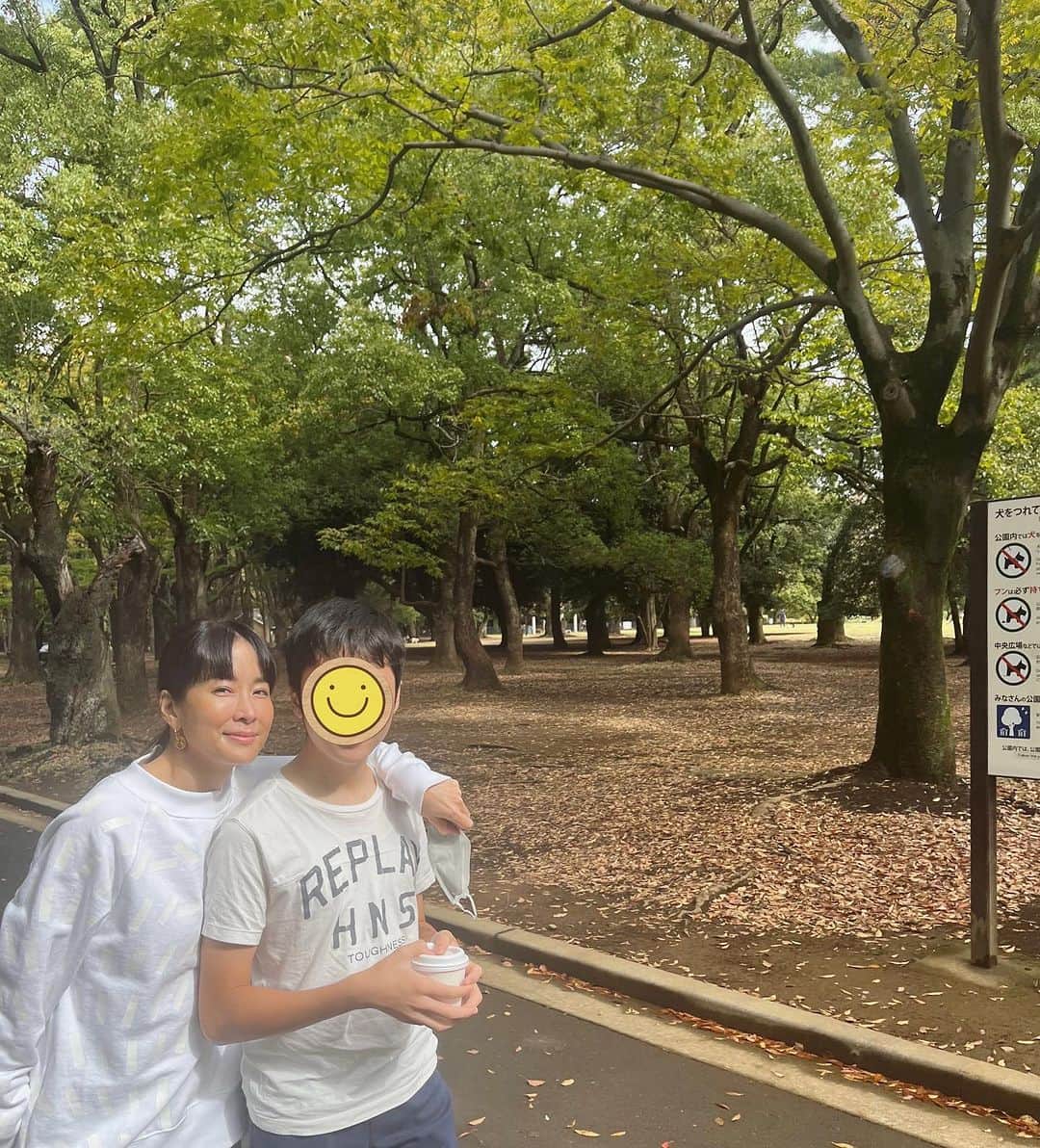 内田恭子さんのインスタグラム写真 - (内田恭子Instagram)「秋の週末いかがお過ごしでしょうか。  最近お忙しい長男と久しぶりにゆっくりの朝。たまにはママともこうやって過ごしてね。  10年ぶりくらいのバッタリもあり。いい朝だ。  そりゃあ、コーヒーもさらに美味しくなる。  #週末の朝  #散歩  #ジョガーだらけ #嬉しいばったり  #内田恭子  #kyokouchida」10月29日 17時05分 - kyoko.uchida.official