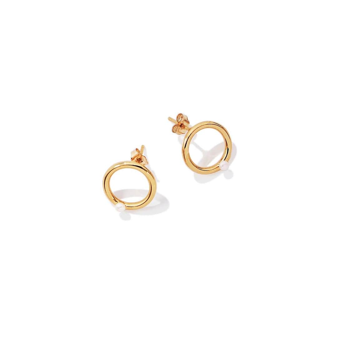 のインスタグラム：「・ K.Kshop ♦️Recommended♦️ ・ ♦︎GISEL B.ジゼル・べー／リスボン ピアス(Gold x 淡水パール) ・  GISEL B.は、2015年にデザイナーClémence・クレモンスによって創立されたフランスのブランド。コレクションの全てをアトリエで一つ一つ丁寧にハンドメイドで製作しています。素材の真鍮には24Kメッキが施され、淡水パールとのコンビネーションがブランドのアイコンとなっています。こちらは、そのコンビネーションのサークルピアス。デザイナーが愛してやまないポルトガルのリスボンにちなんで名づけられた「リスボン・シリーズ」の定番モデル。さり気ない小さなパールが存在感を放ち、スタイリングに華やかさをプラスしてくれます。お揃いのリング【19409-11313-H2011】とのセットアップでもお楽しみいただけます。 ・ #kkcloset #kkshop #菊池京子 #kyokokikuchi #コーディネート #coordinate #code #ootd #outfit #follow #happy #style #accessory #ピアス　#france #キュート　#淡水パール」